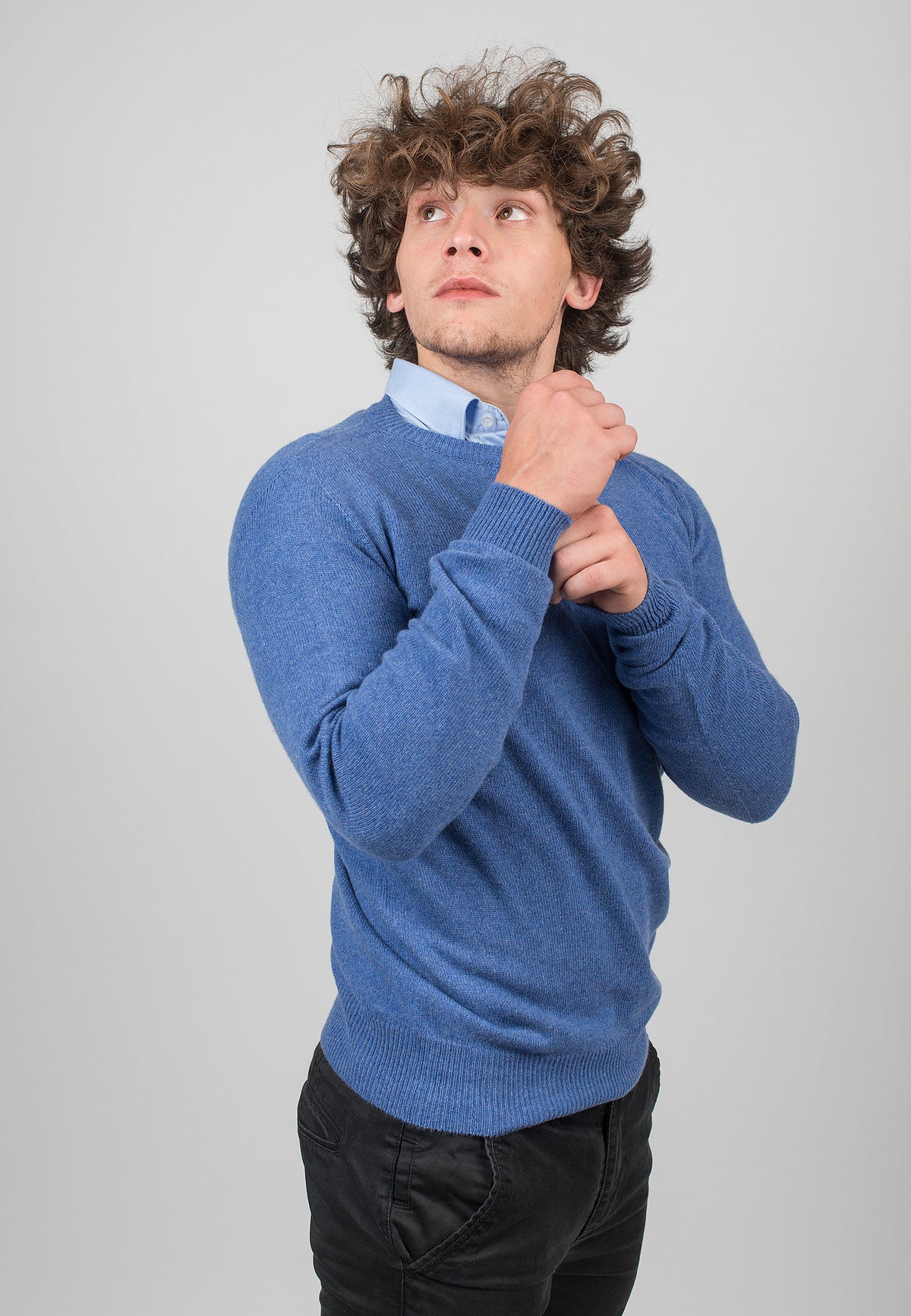 Pull col rond homme en cachemire régénéré, coloris Azur, vue 3 | Dalle Piane Cashmere