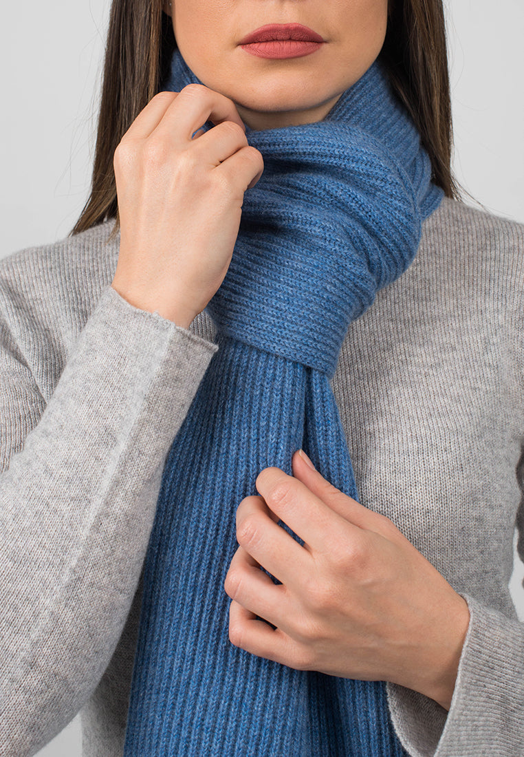 Écharpe femme côtes anglaises 100 % cachemire, coloris Azur, vue 4 | Dalle Piane Cashmere