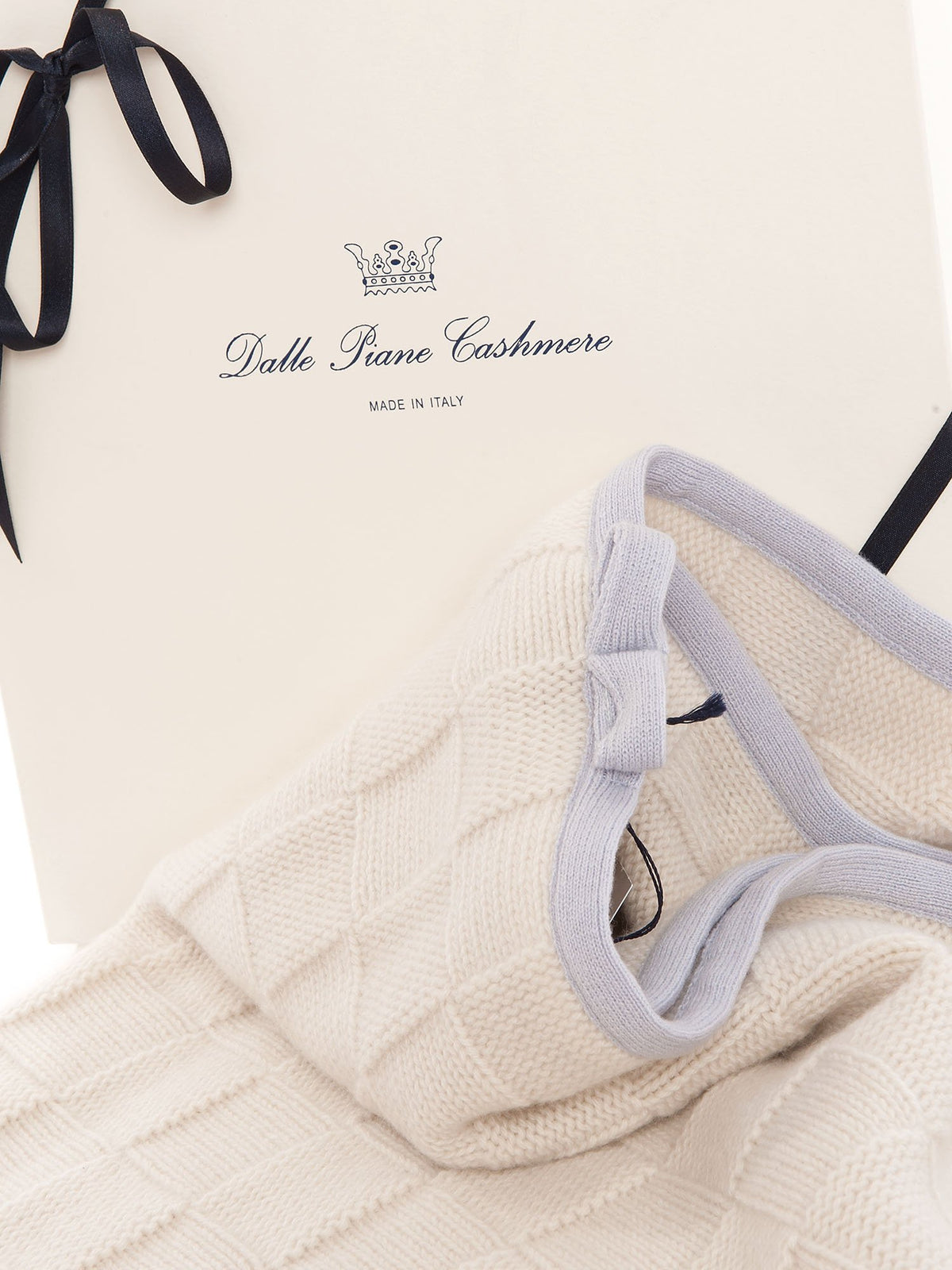 Copertina con bordo 100% Cashmere, colore Cielo, vista 2 | Dalle Piane Cashmere