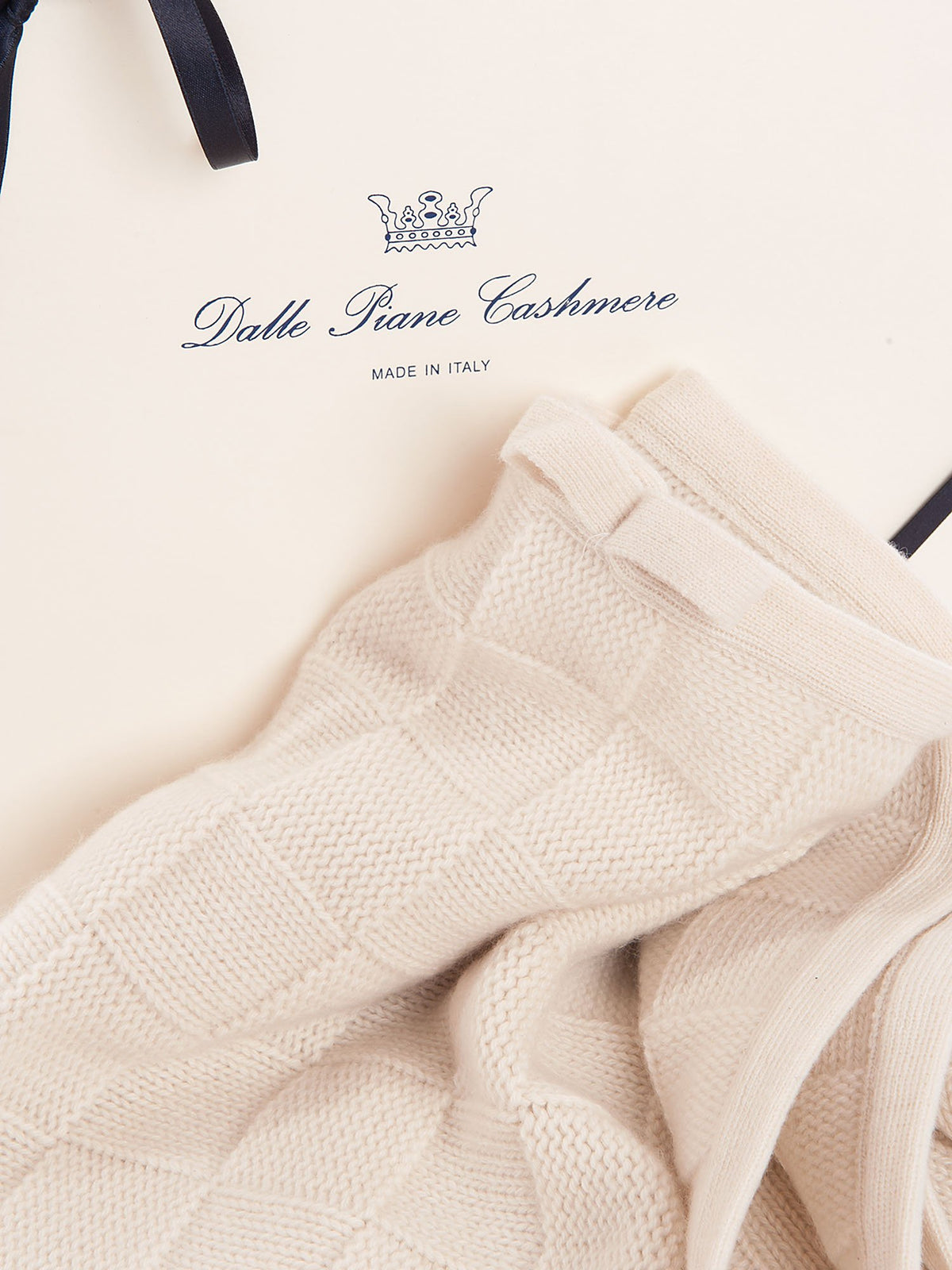 Copertina con bordo 100% Cashmere, colore Crema, vista 2 | Dalle Piane Cashmere