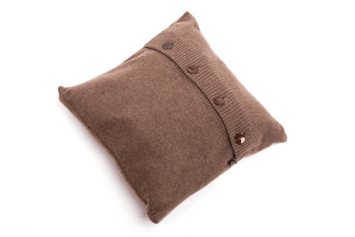 Coussin à boutons 100 % cachemire, coloris Vison | Dalle Piane Cashmere