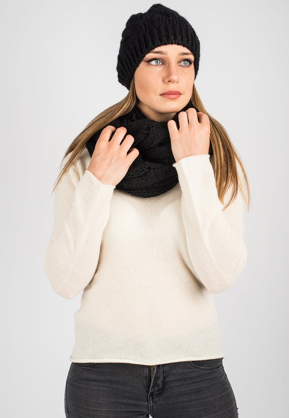 Écharpe à torsades laine et alpaga, coloris Noir, vue 6 | Dalle Piane Cashmere