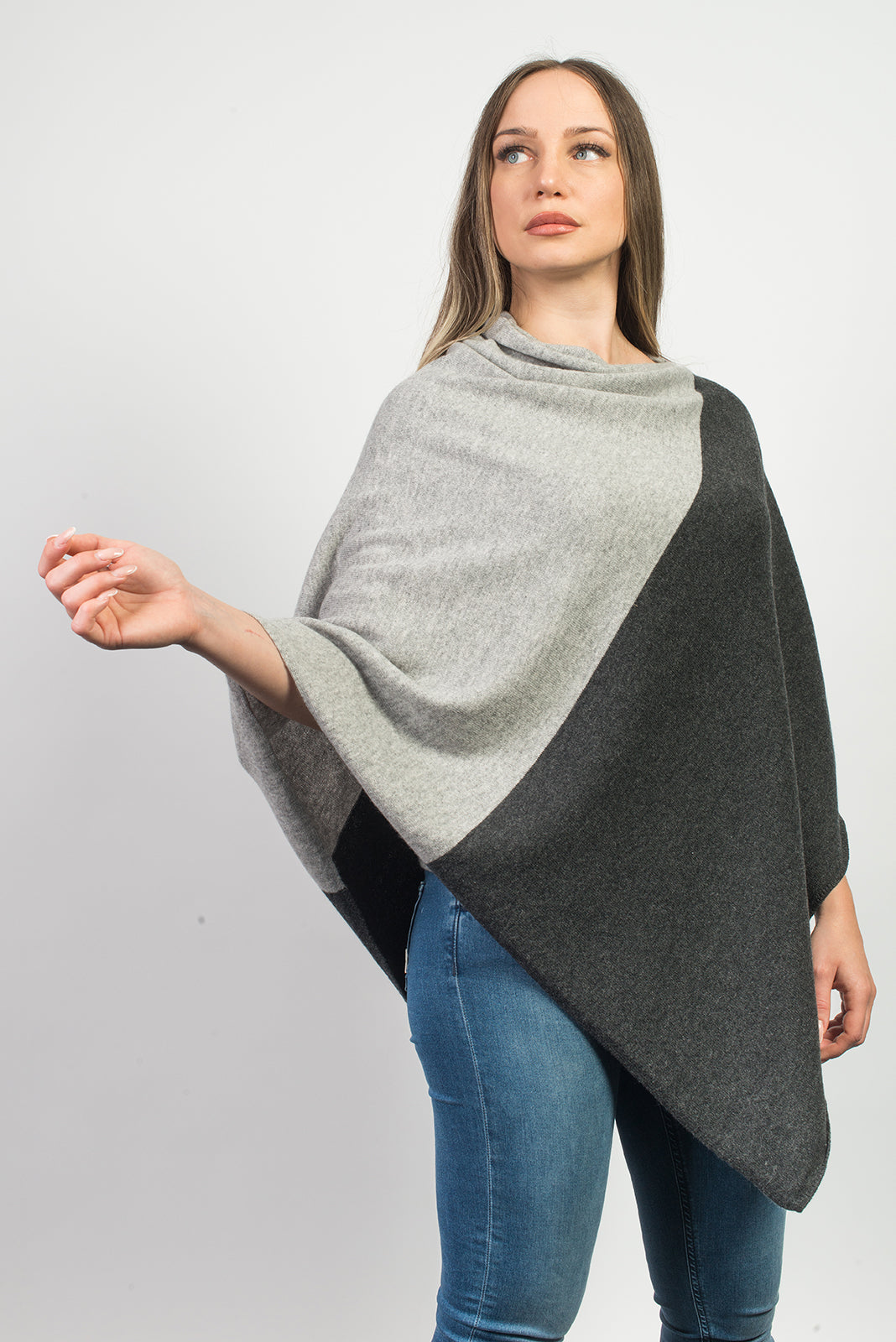 Poncho bicolore femme 100 % cachemire, coloris Anthracite-Gris, vue 2 | Dalle Piane Cashmere