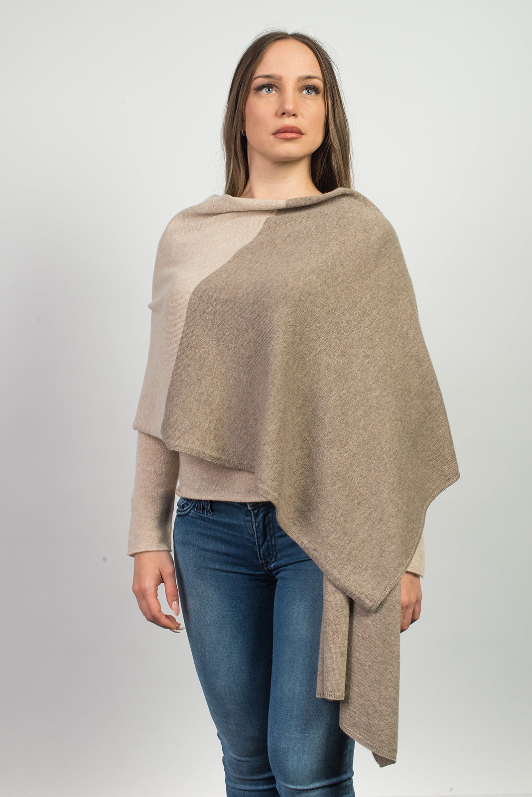 Stola bicolore 100% cashmere, colore Visone-Beige, vista 2 | Dalle Piane Cashmere