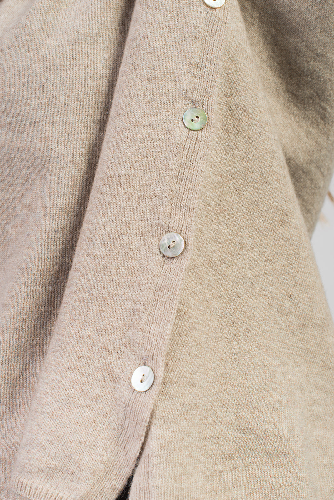 Pull col rond à boutons femme mélange cachemire, coloris Beige, vue 4 | Dalle Piane Cashmere