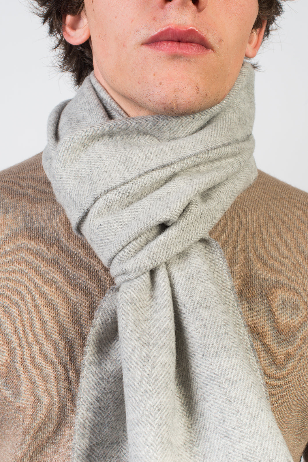 Écharpe à chevrons laine et cachemire, coloris Gris clair, vue 4 | Dalle Piane Cashmere