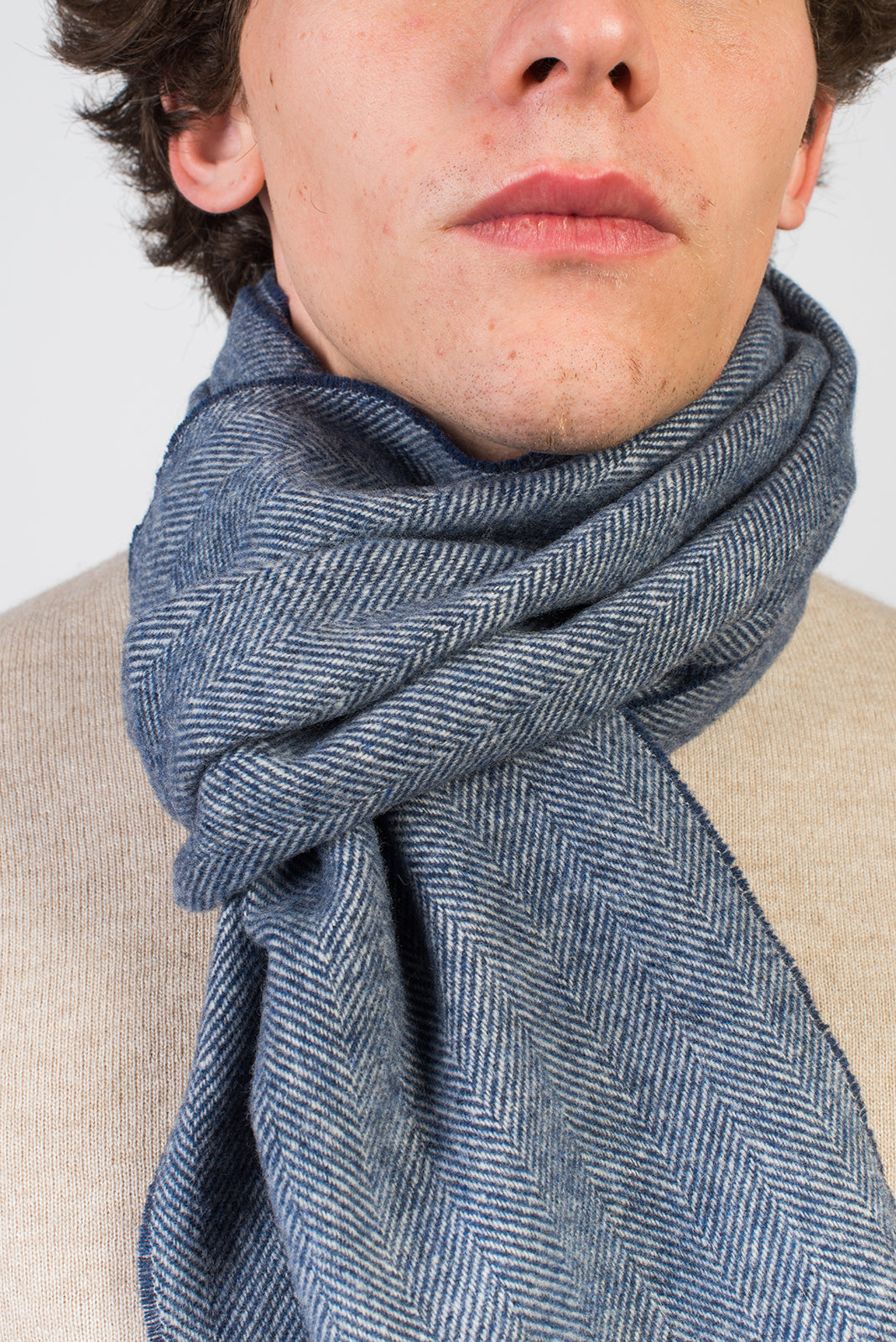 Écharpe à chevrons laine et cachemire, coloris Bleu, vue 4 | Dalle Piane Cashmere