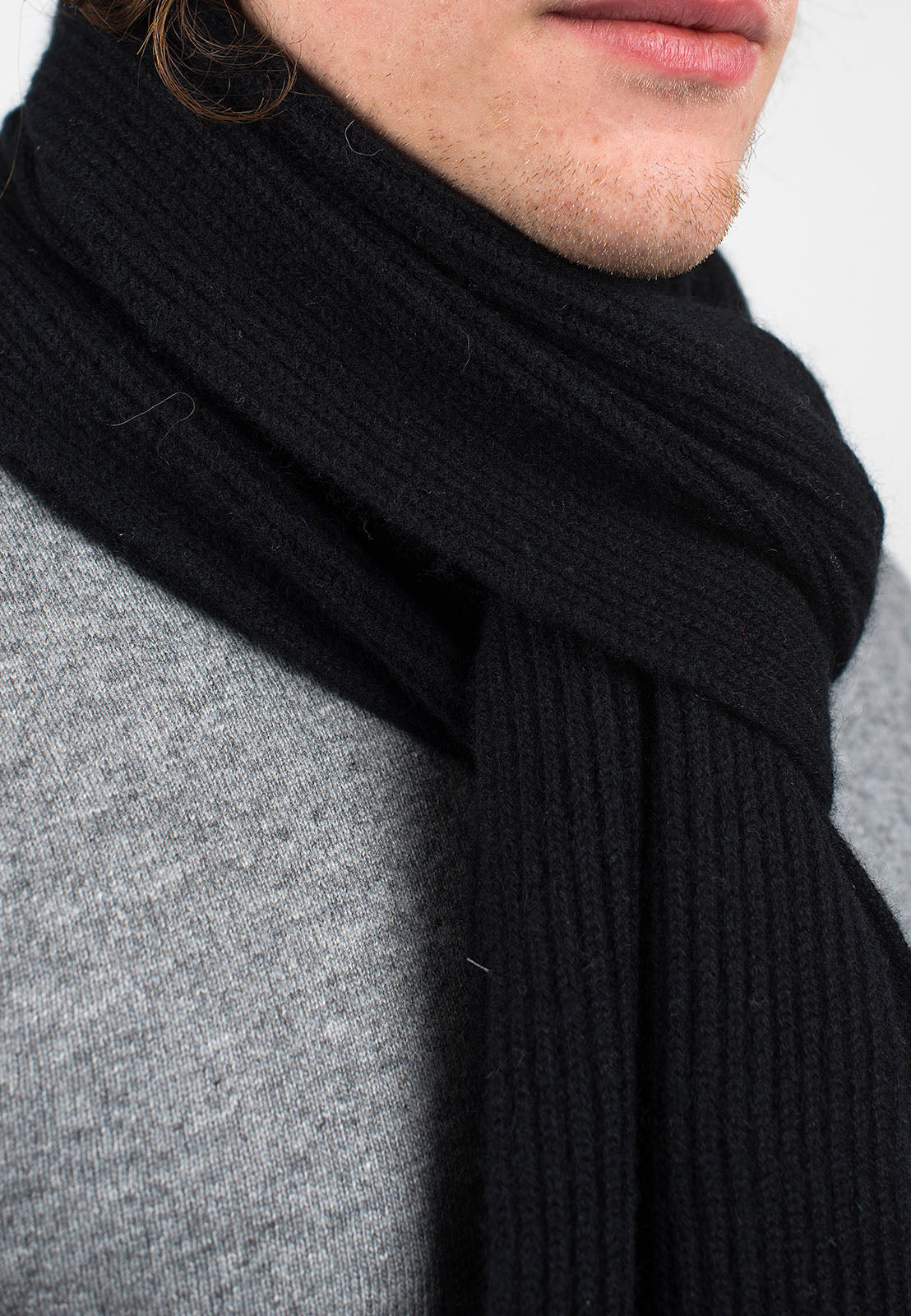 Écharpe homme côtes anglaises 100 % cachemire, coloris Noir, vue 3 | Dalle Piane Cashmere