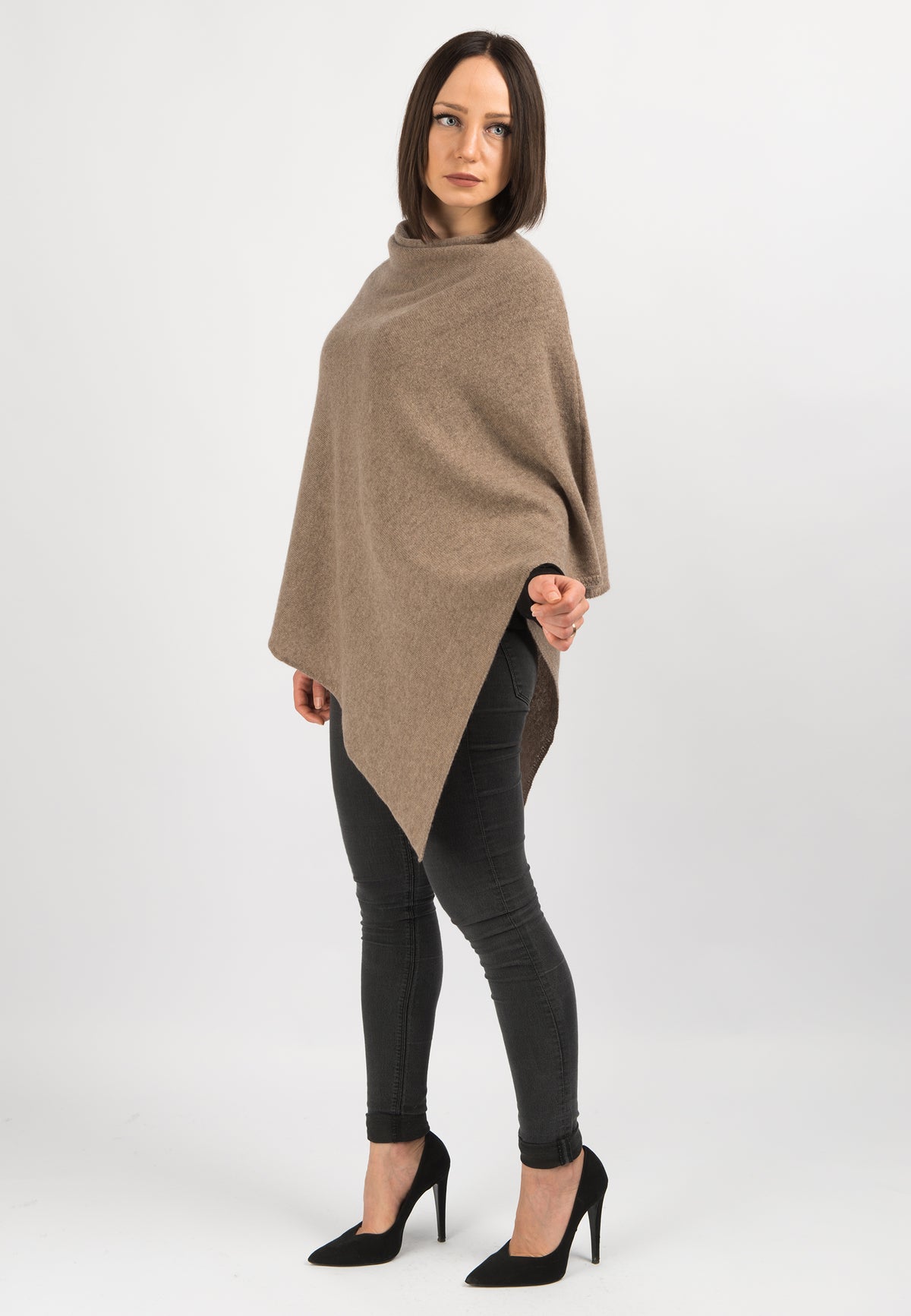 Poncho 100% Cashmere, colore Visone, vista 2 | Dalle Piane Cashmere