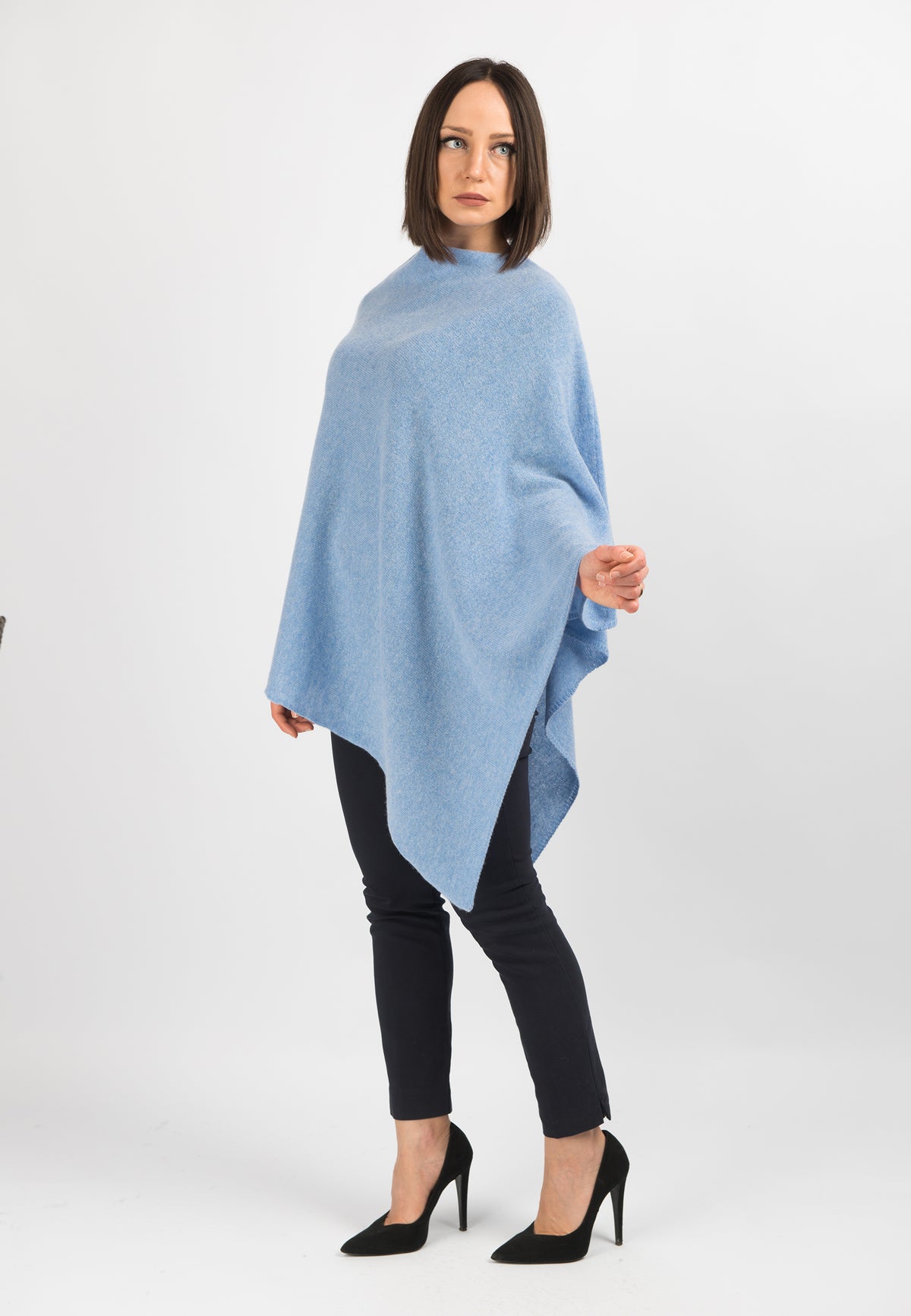 Poncho 100% Cashmere, colore Cielo, vista 2 | Dalle Piane Cashmere