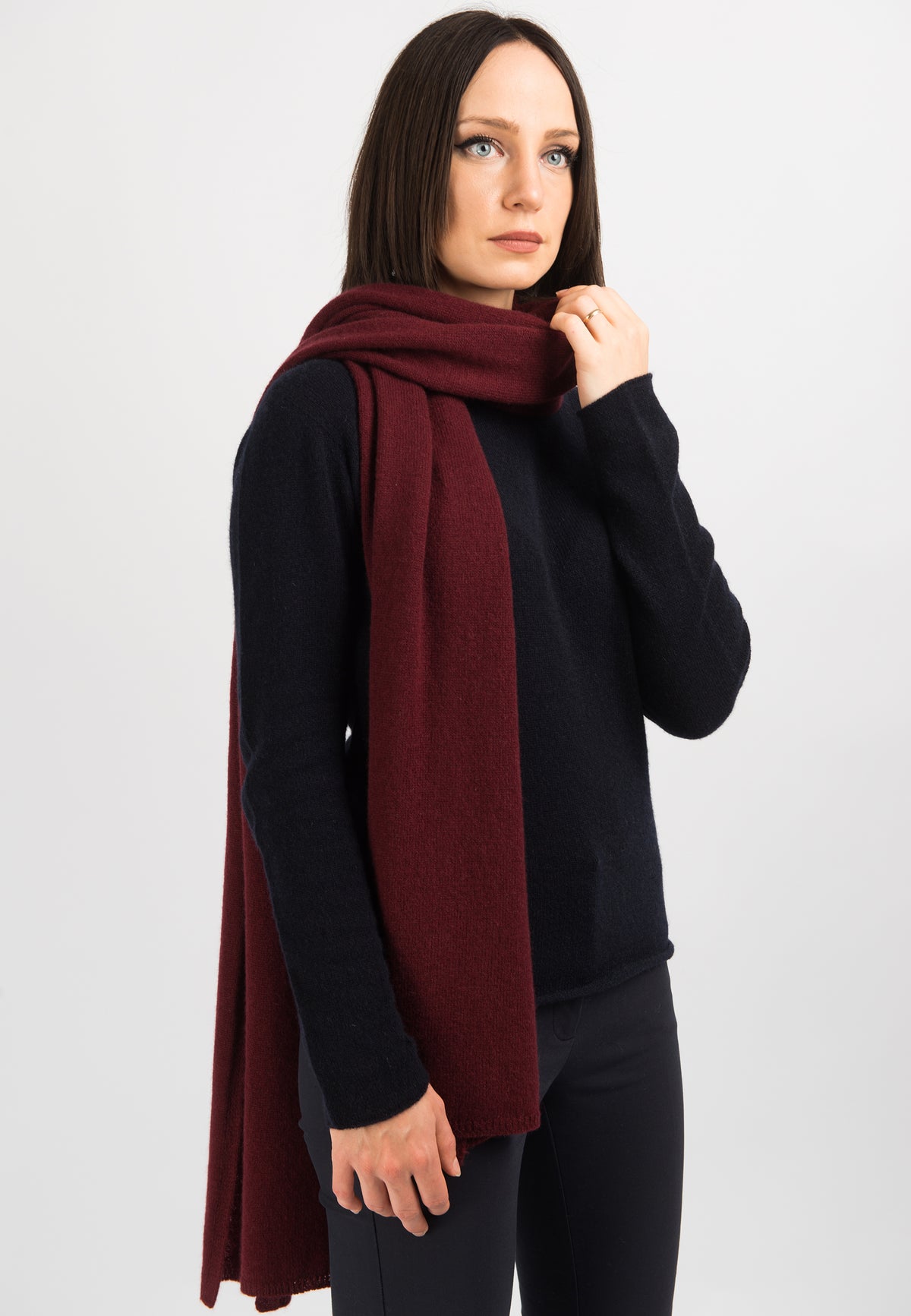 Écharpe large femme 100 % cachemire, coloris Bordeaux, vue 2 | Dalle Piane Cashmere