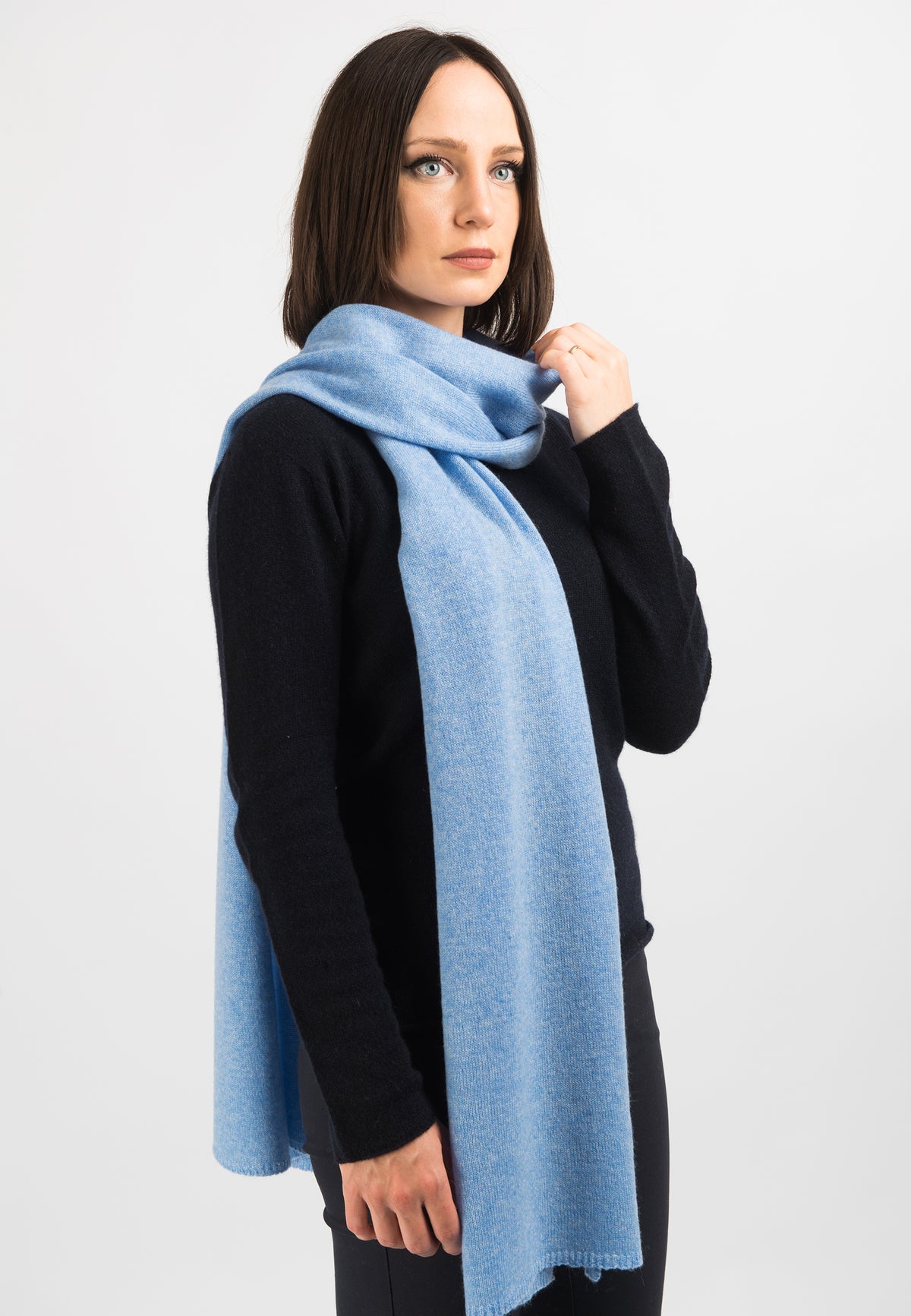 Écharpe large femme 100 % cachemire, coloris Ciel, vue 2 | Dalle Piane Cashmere