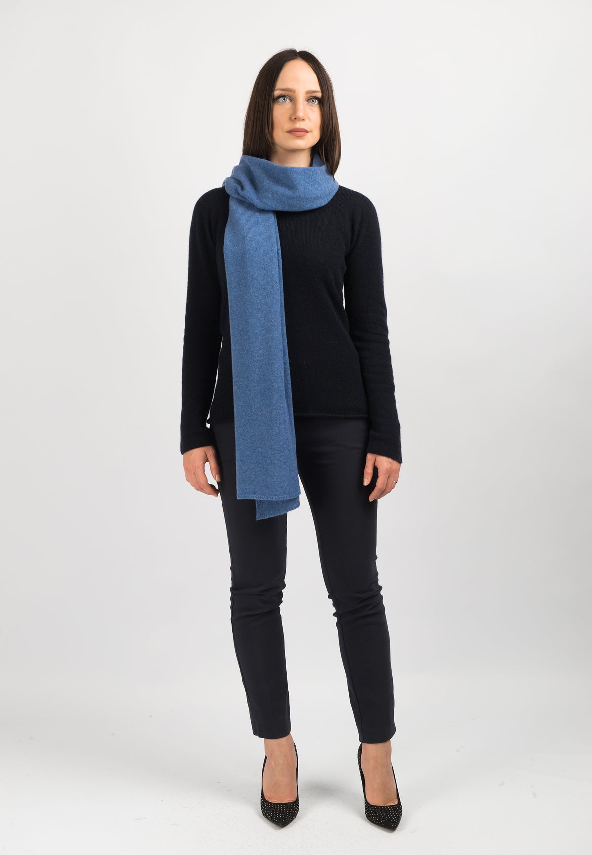 Écharpe large femme 100 % cachemire, coloris Azur, vue 2 | Dalle Piane Cashmere