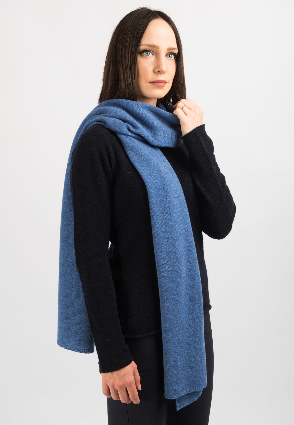 Écharpe large femme 100 % cachemire, coloris Azur, vue 3 | Dalle Piane Cashmere