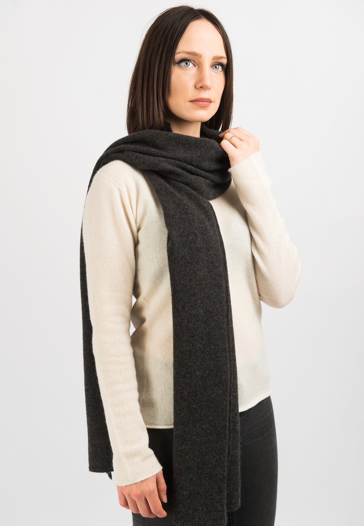 Écharpe large femme 100 % cachemire, coloris Anthracite, vue 2 | Dalle Piane Cashmere