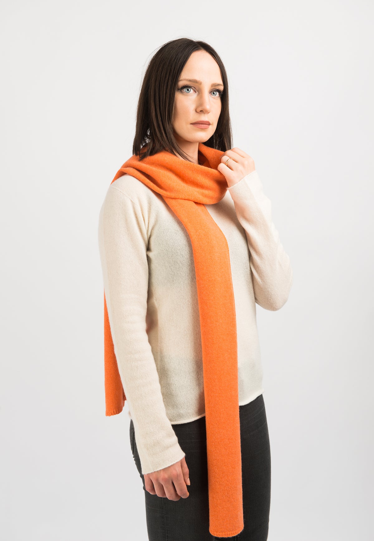 Écharpe large femme 100 % cachemire, coloris Orange, vue 2 | Dalle Piane Cashmere