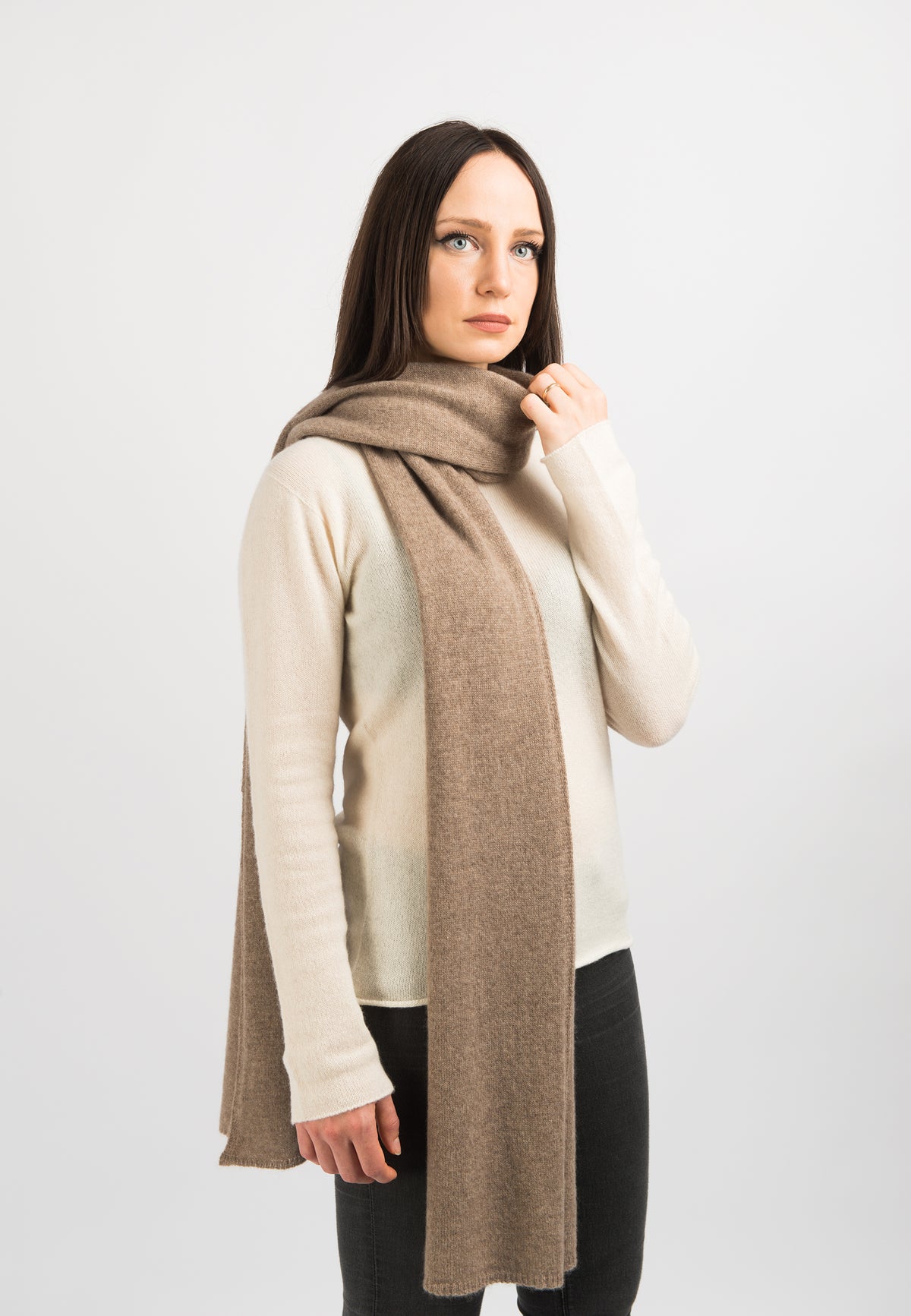 Écharpe large femme 100 % cachemire, coloris Vison, vue 2 | Dalle Piane Cashmere