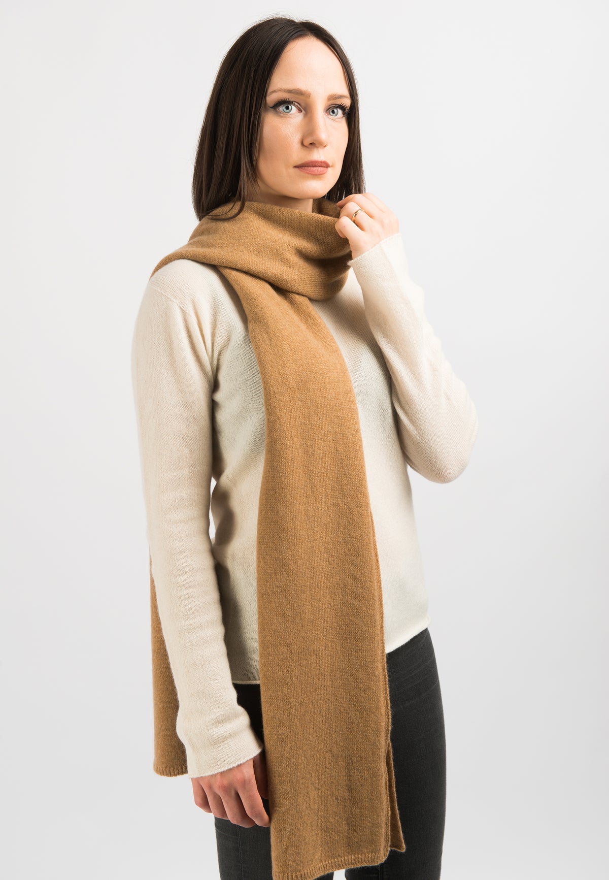 Écharpe large femme 100 % cachemire, coloris Camel, vue 4 | Dalle Piane Cashmere