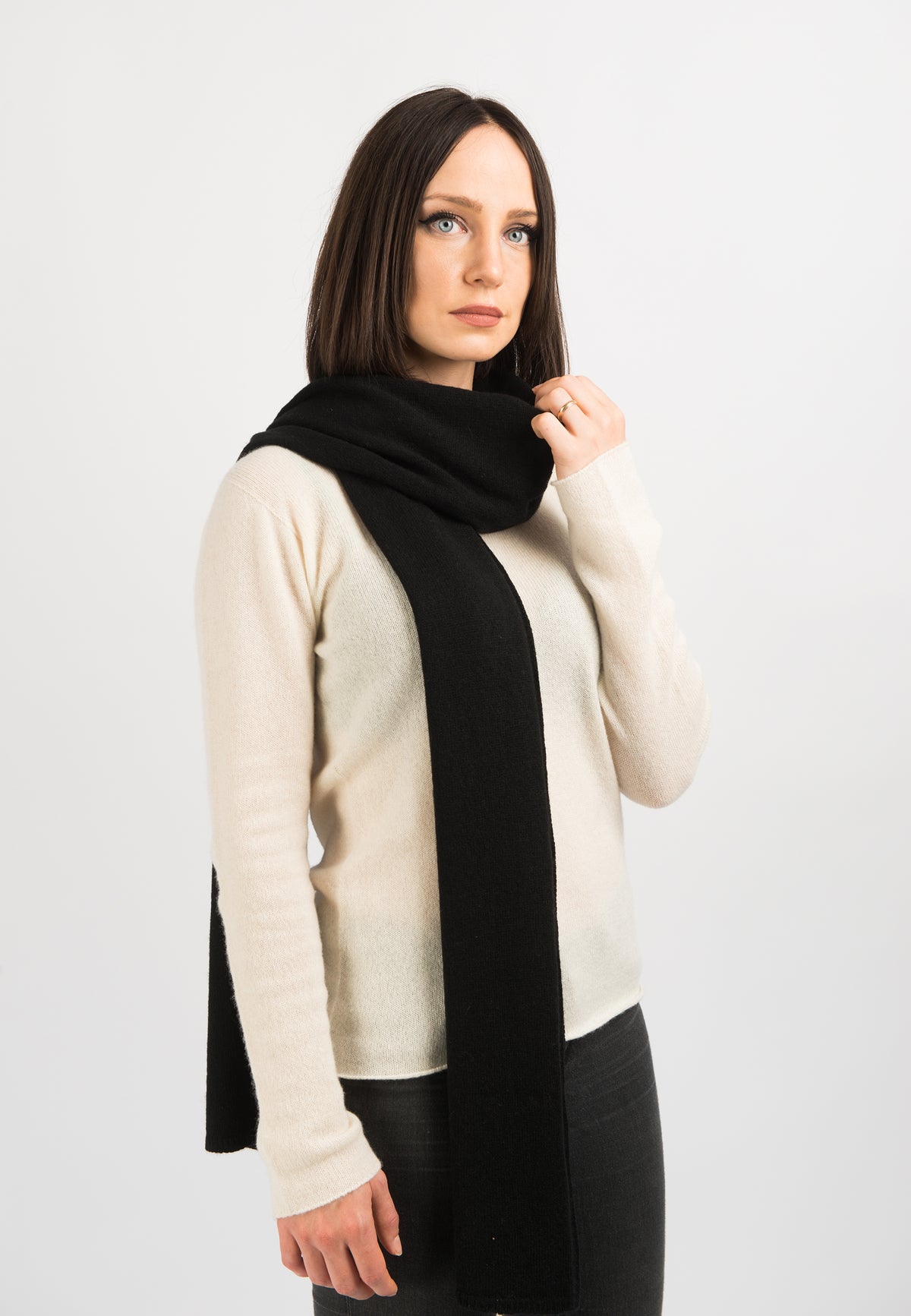 Écharpe large femme 100 % cachemire, coloris Noir, vue 3 | Dalle Piane Cashmere