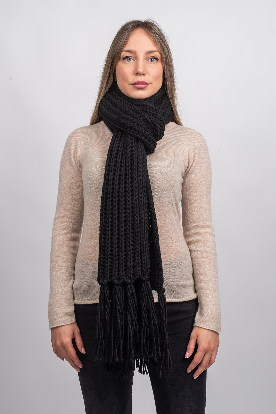 Écharpe à franges laine et alpaga, coloris Noir, vue 2 | Dalle Piane Cashmere