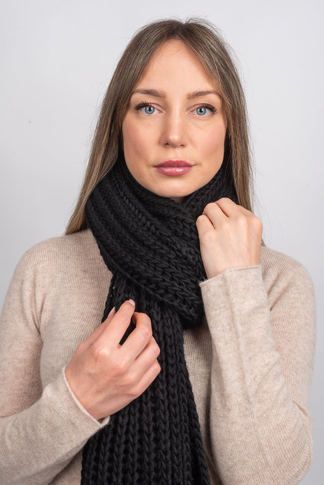 Écharpe à franges laine et alpaga, coloris Noir, vue 3 | Dalle Piane Cashmere