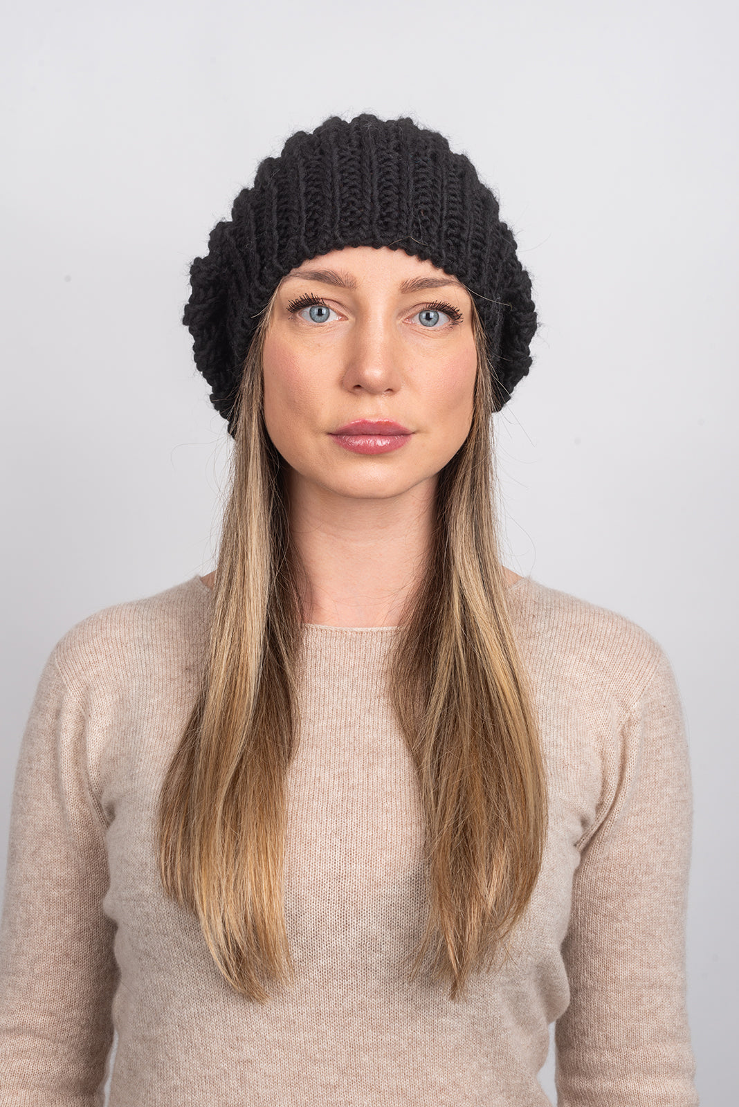 Bonnet côtes anglaises laine et alpaga, coloris Noir, vue 3 | Dalle Piane Cashmere