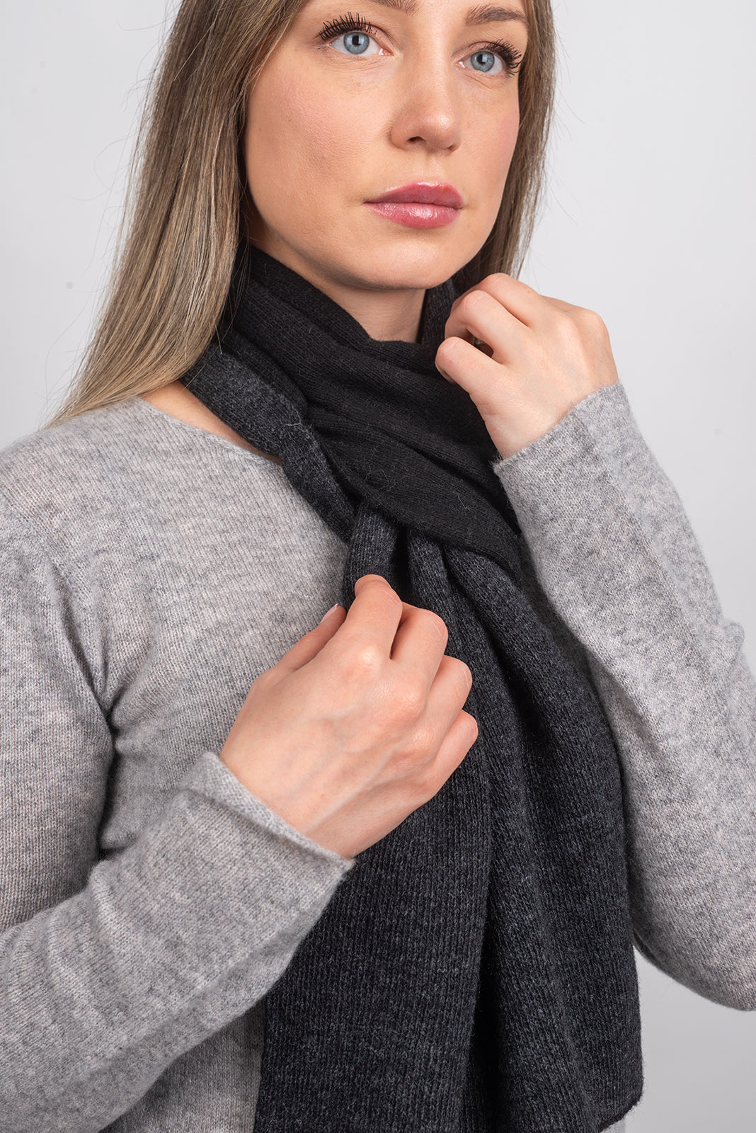Tour de cou mixte mélange cachemire, coloris Noir/Anthracite, vue 2 | Dalle Piane Cashmere