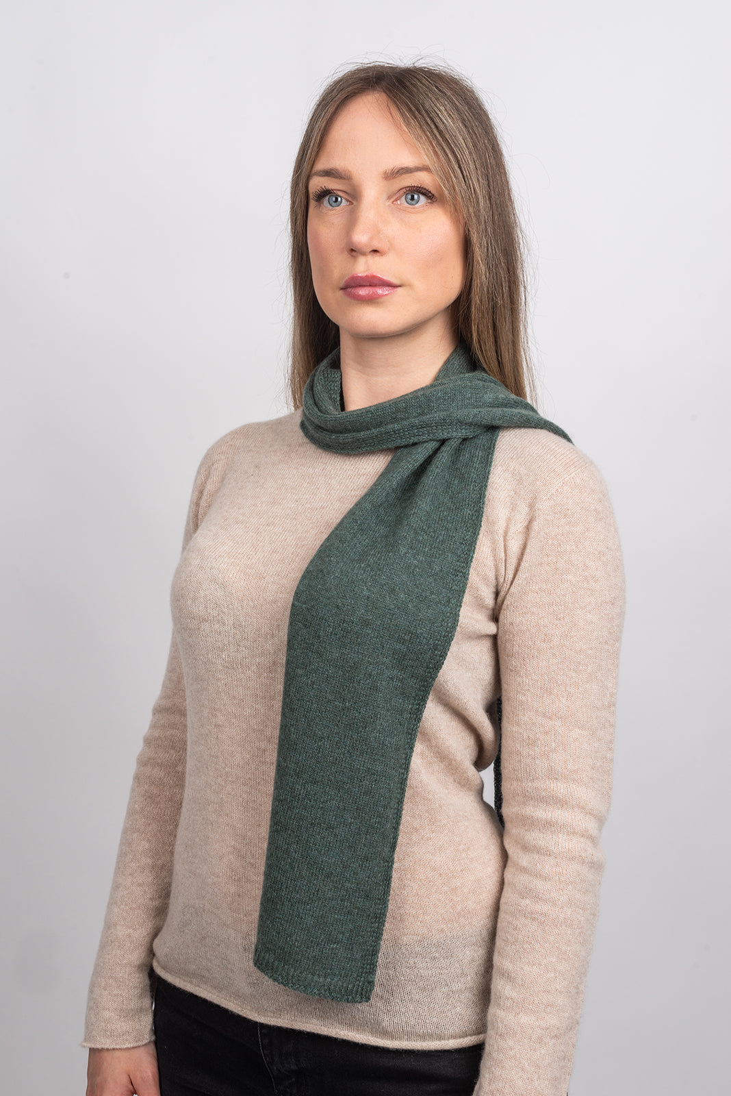 Petite écharpe femme 100 % cachemire, coloris Vert sauge, vue 2 | Dalle Piane Cashmere
