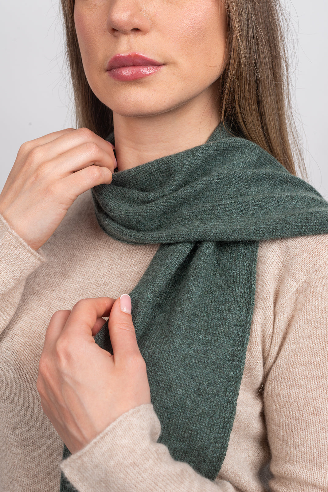 Petite écharpe femme 100 % cachemire, coloris Vert sauge, vue 4 | Dalle Piane Cashmere