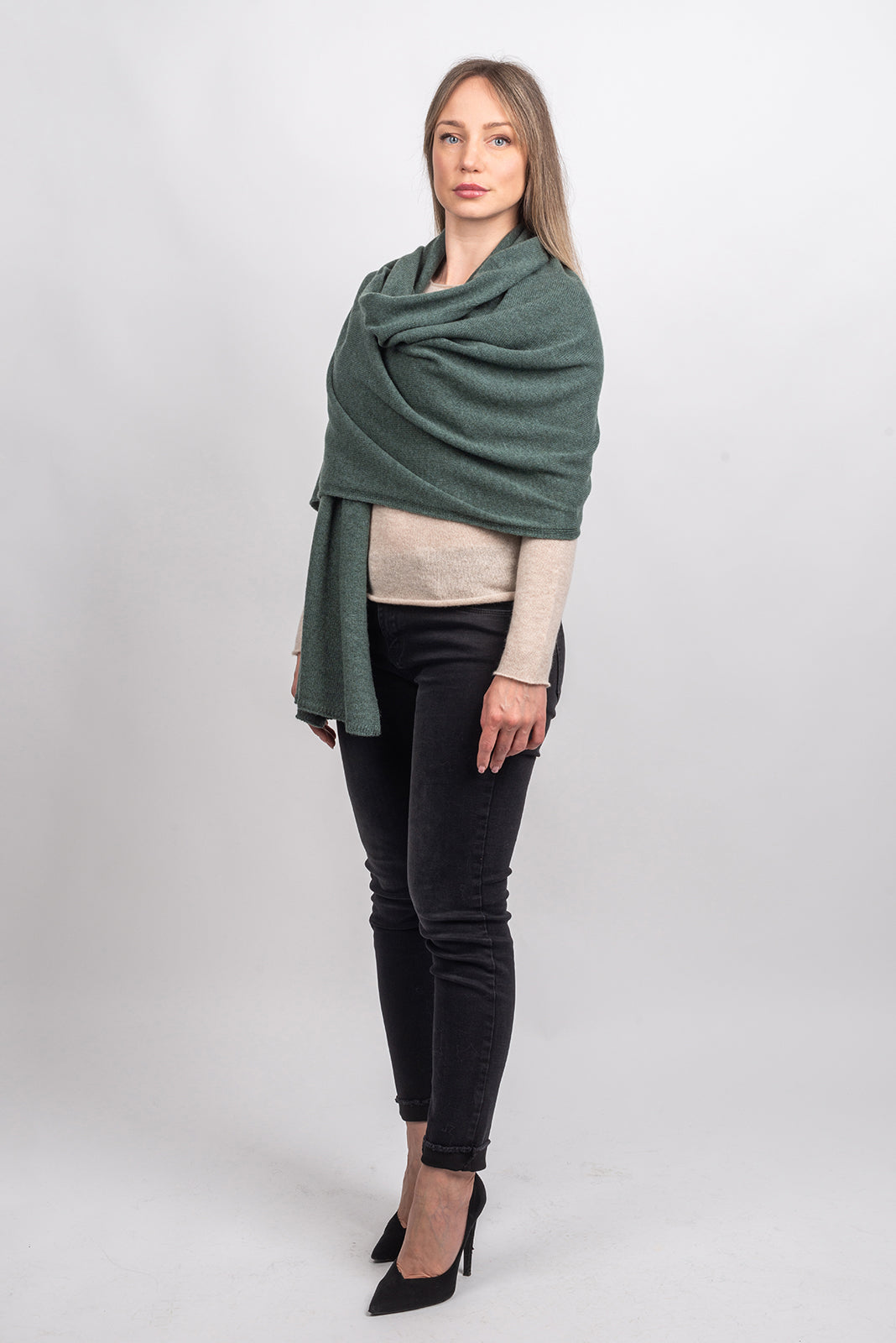 Étole femme 100 % cachemire, coloris Vert sauge, vue 2 | Dalle Piane Cashmere