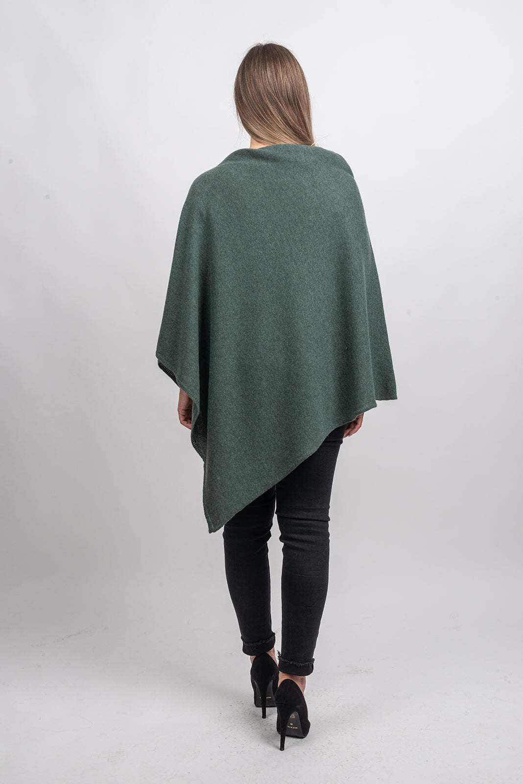Poncho 100% Cashmere, colore Verde Salvia, vista 3 | Dalle Piane Cashmere