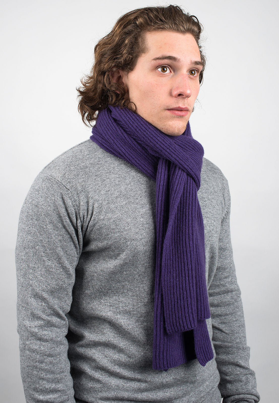 Écharpe homme côtes anglaises 100 % cachemire, coloris Violet, vue 2 | Dalle Piane Cashmere