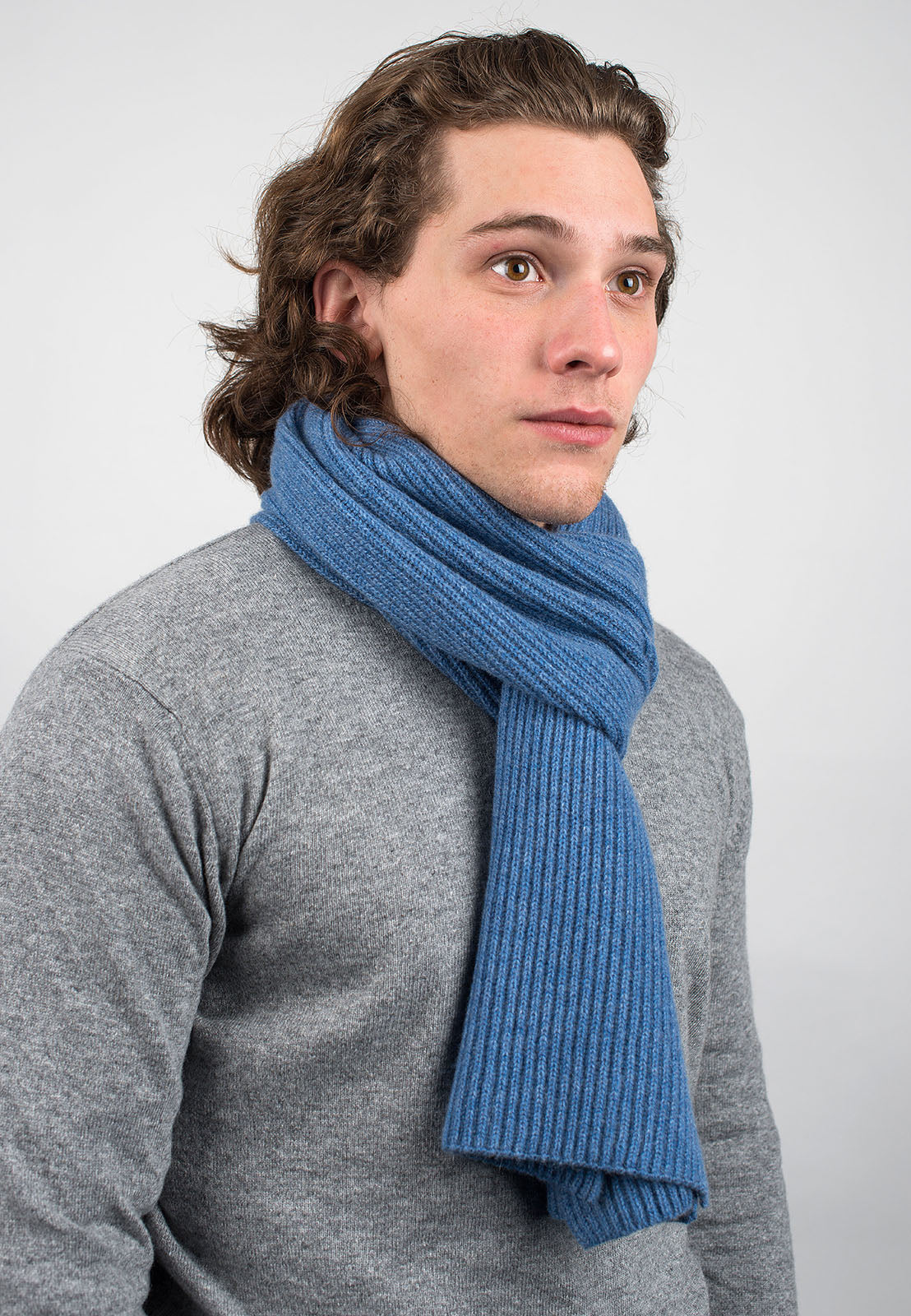 Écharpe homme côtes anglaises 100 % cachemire, coloris Azur, vue 2 | Dalle Piane Cashmere