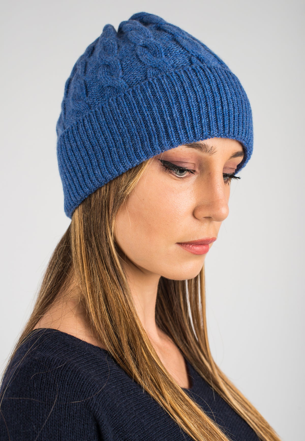 Bonnet à torsades en cachemire régénéré, coloris Azur, vue 2 | Dalle Piane Cashmere