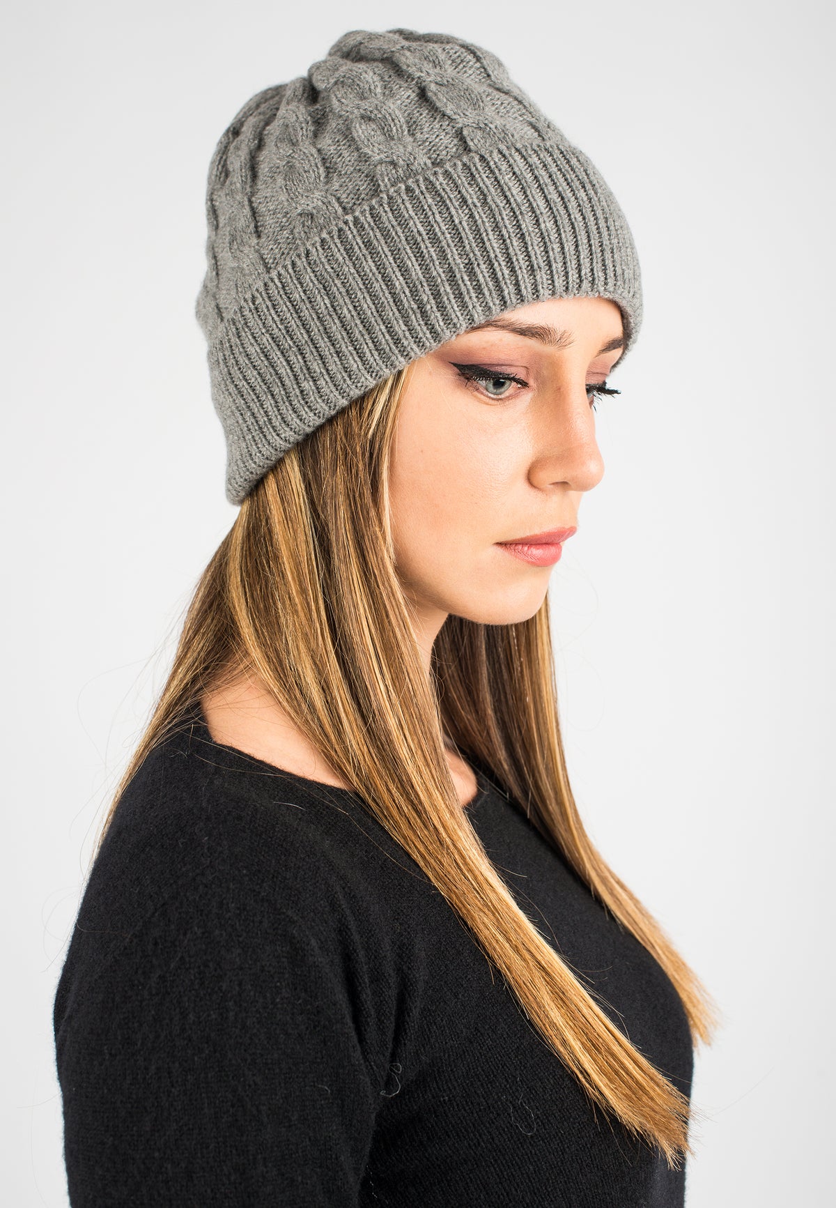 Bonnet à torsades en cachemire régénéré, coloris Gris, vue 2 | Dalle Piane Cashmere