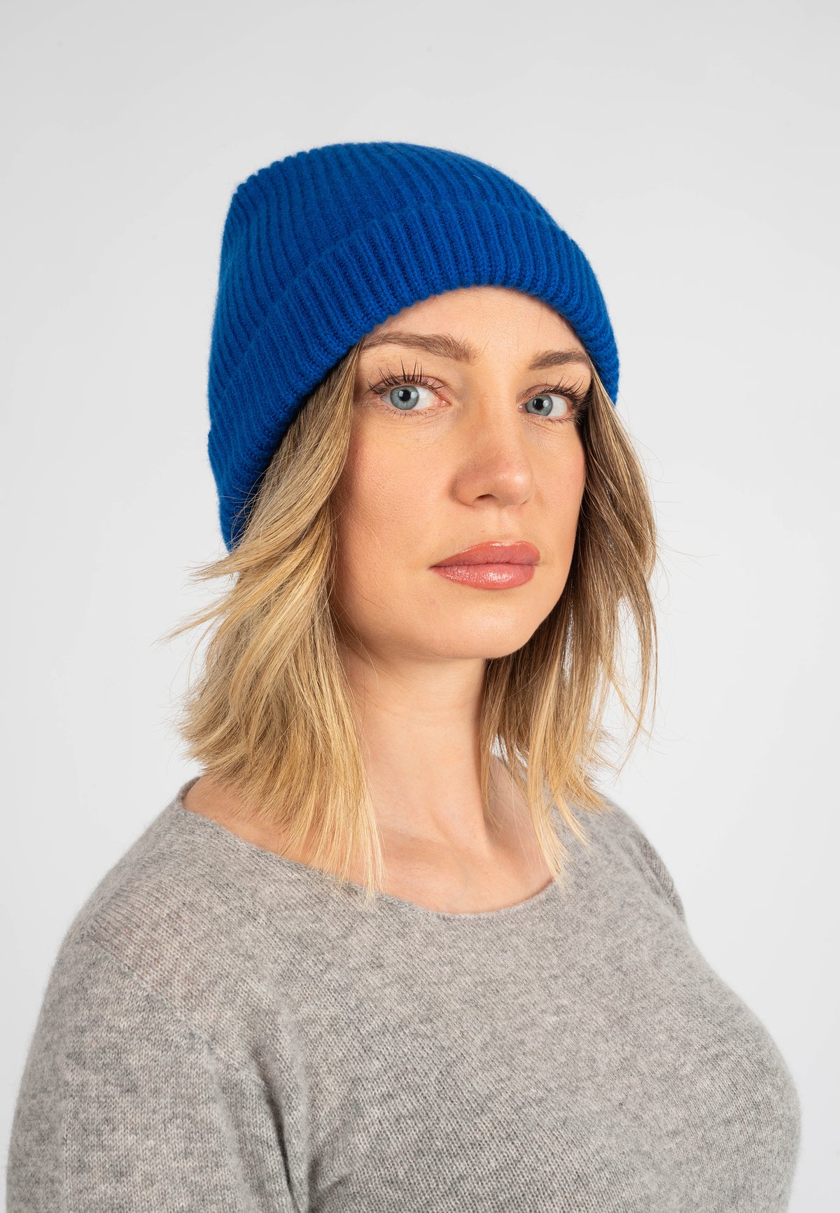 Bonnet femme 100 % cachemire, coloris Bleuet, vue 2 | Dalle Piane Cashmere