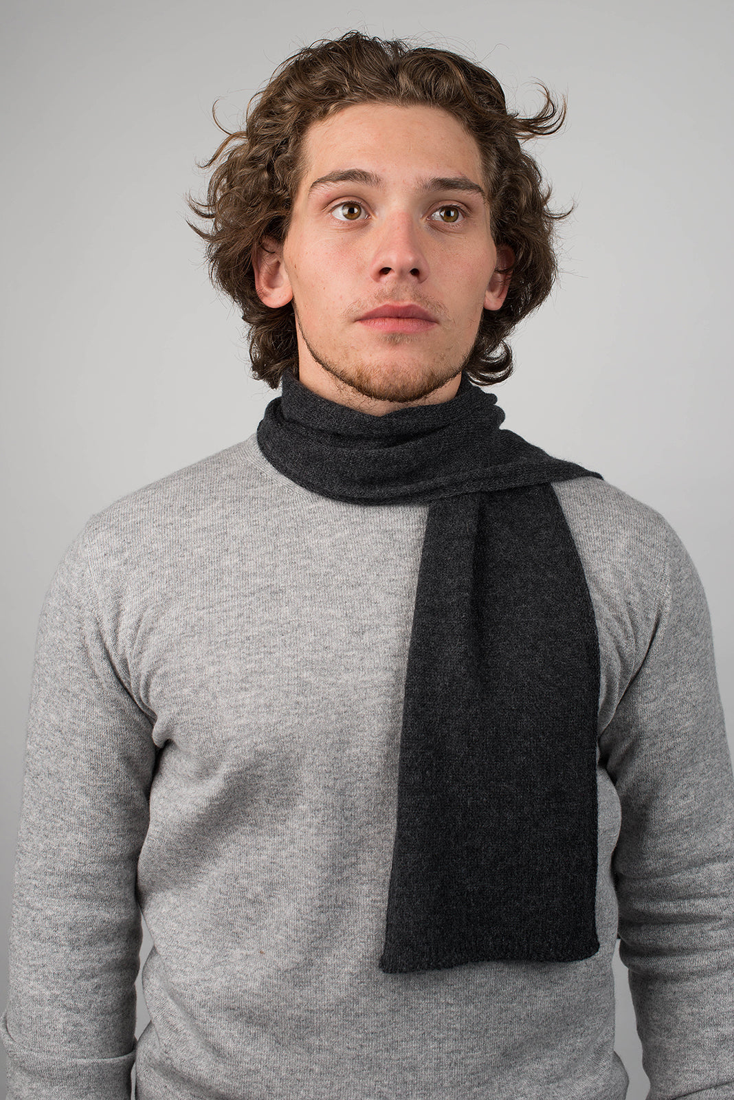 Petite écharpe homme 100 % cachemire, coloris Anthracite, vue 2 | Dalle Piane Cashmere