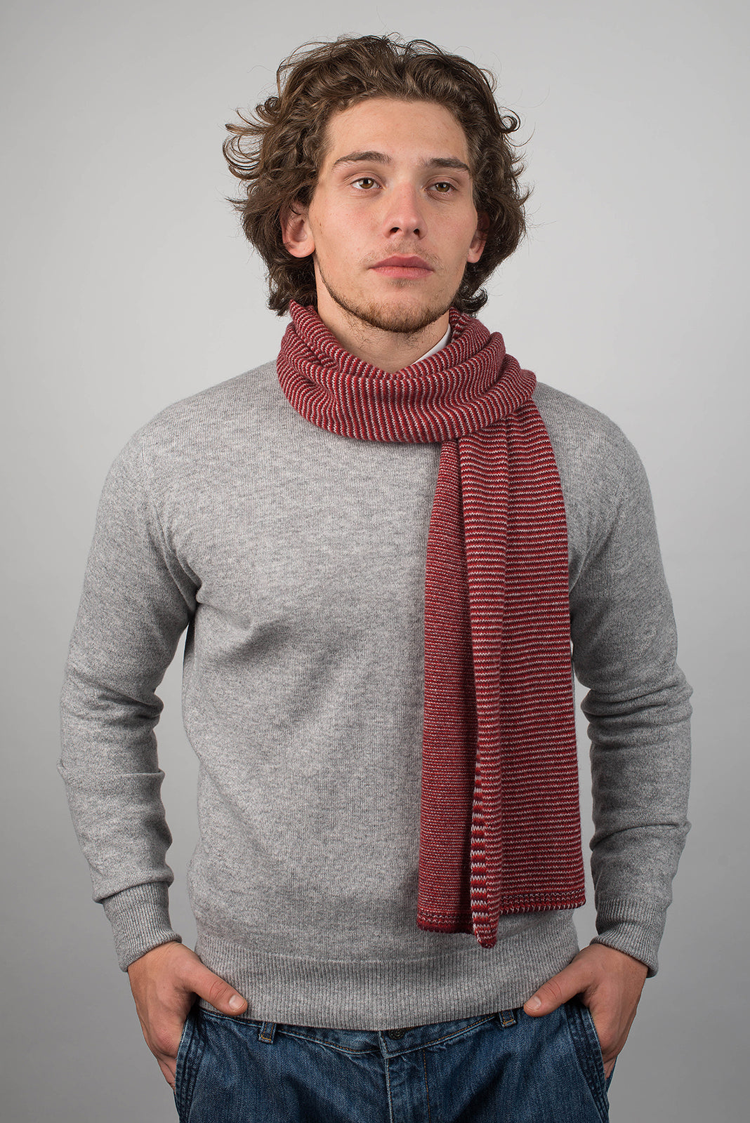 Écharpe homme à rayures 100 % cachemire, coloris Rouge-Bordeaux-Gris, vue 2 | Dalle Piane Cashmere