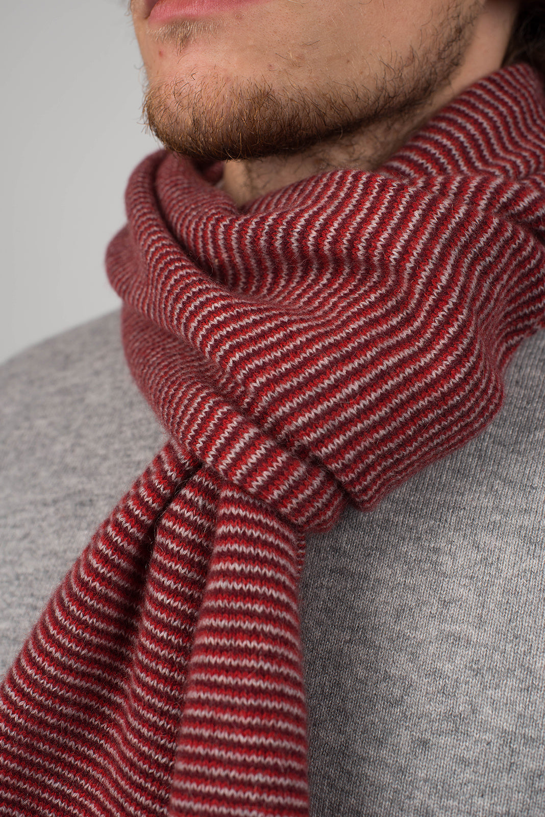 Écharpe homme à rayures 100 % cachemire, coloris Rouge-Bordeaux-Gris, vue 4 | Dalle Piane Cashmere