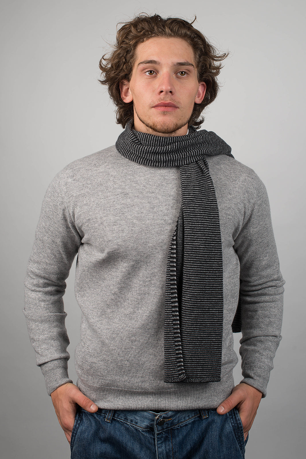 Écharpe homme à rayures 100 % cachemire, coloris Noir-Anthracite-Gris, vue 2 | Dalle Piane Cashmere