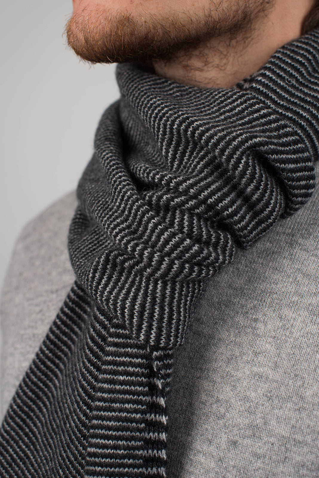 Écharpe homme à rayures 100 % cachemire, coloris Noir-Anthracite-Gris, vue 4 | Dalle Piane Cashmere