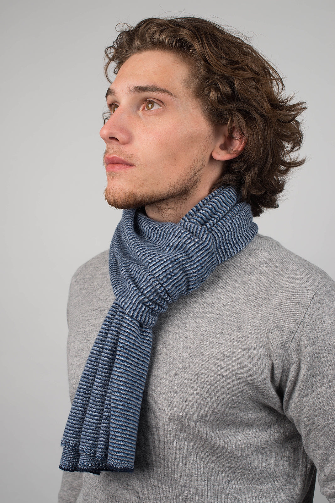 Écharpe homme à rayures 100 % cachemire, coloris Bleu-Azur-Ciel, vue 3 | Dalle Piane Cashmere