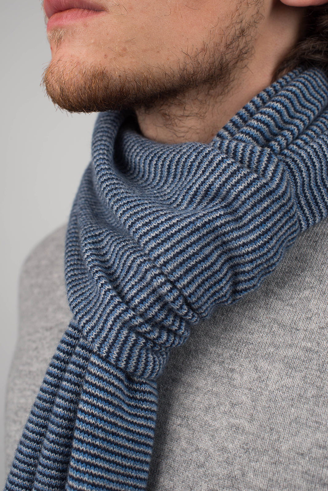 Écharpe homme à rayures 100 % cachemire, coloris Bleu-Azur-Ciel, vue 4 | Dalle Piane Cashmere