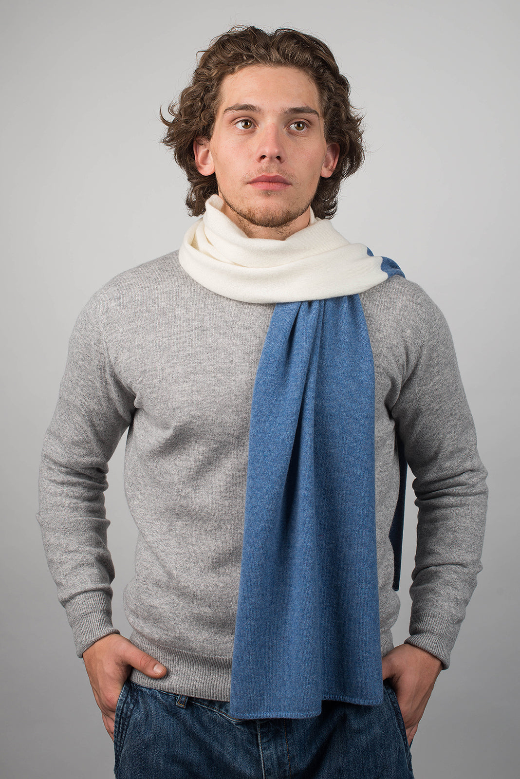 Écharpe homme bicolore 100 % cachemire, coloris Crème-Azur, vue 2 | Dalle Piane Cashmere