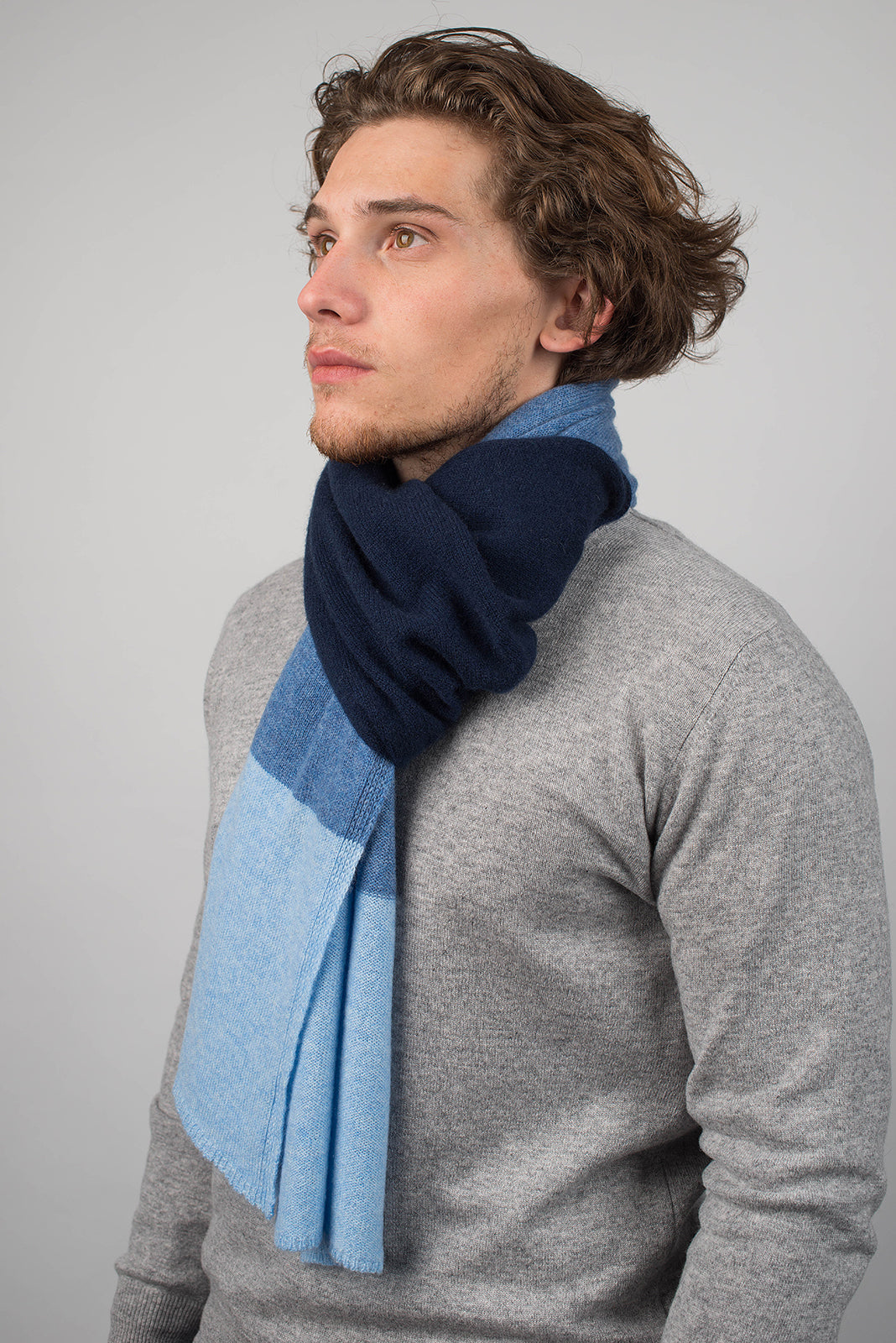 Écharpe homme tricolore 100 % cachemire, coloris Bleu-Azur-Ciel, vue 3 | Dalle Piane Cashmere