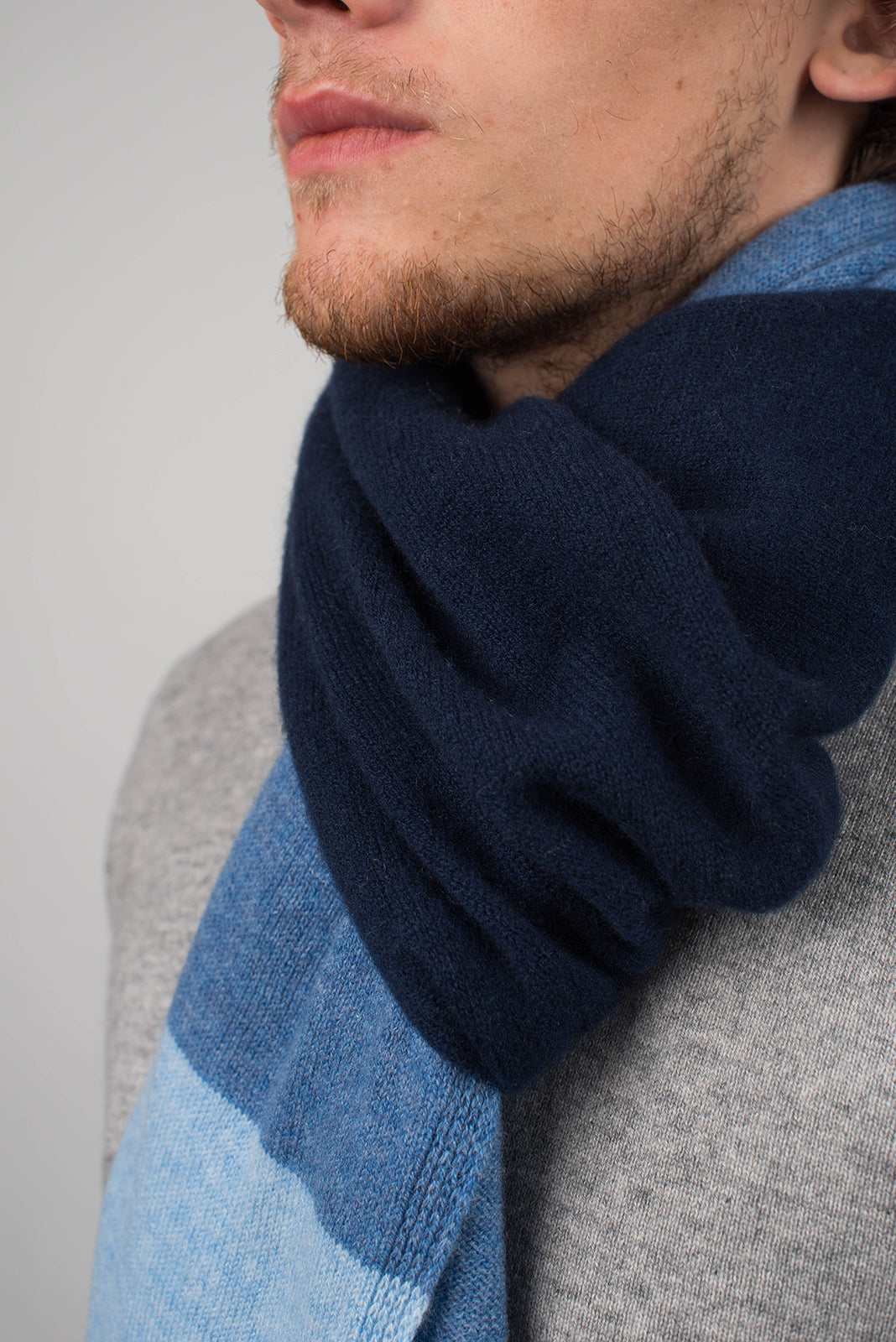 Écharpe homme tricolore 100 % cachemire, coloris Bleu-Azur-Ciel, vue 4 | Dalle Piane Cashmere