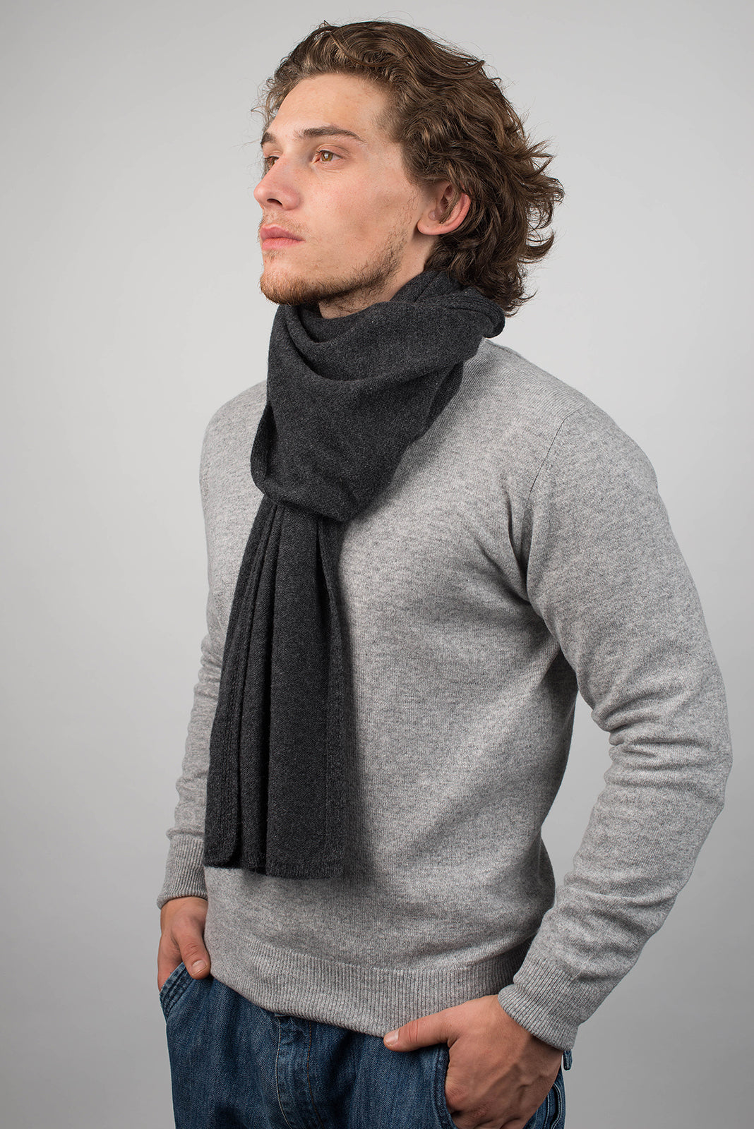 Écharpe large homme 100 % cachemire, coloris Anthracite, vue 3 | Dalle Piane Cashmere