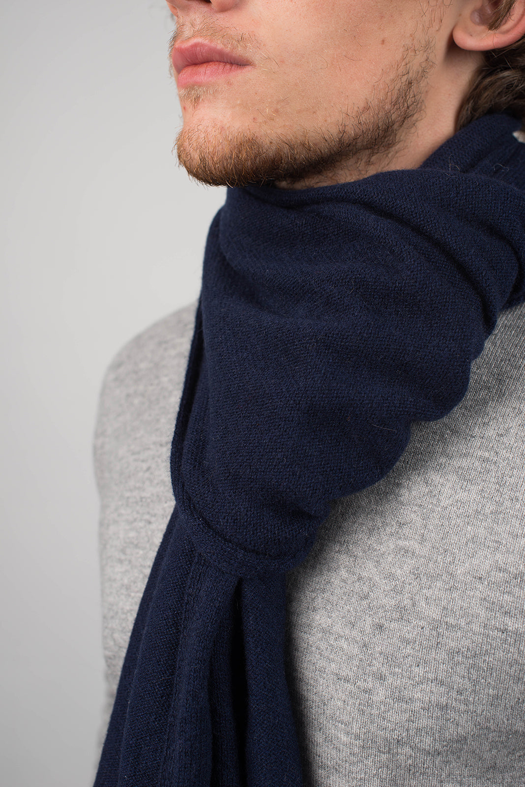 Écharpe large homme 100 % cachemire, coloris Bleu, vue 4 | Dalle Piane Cashmere