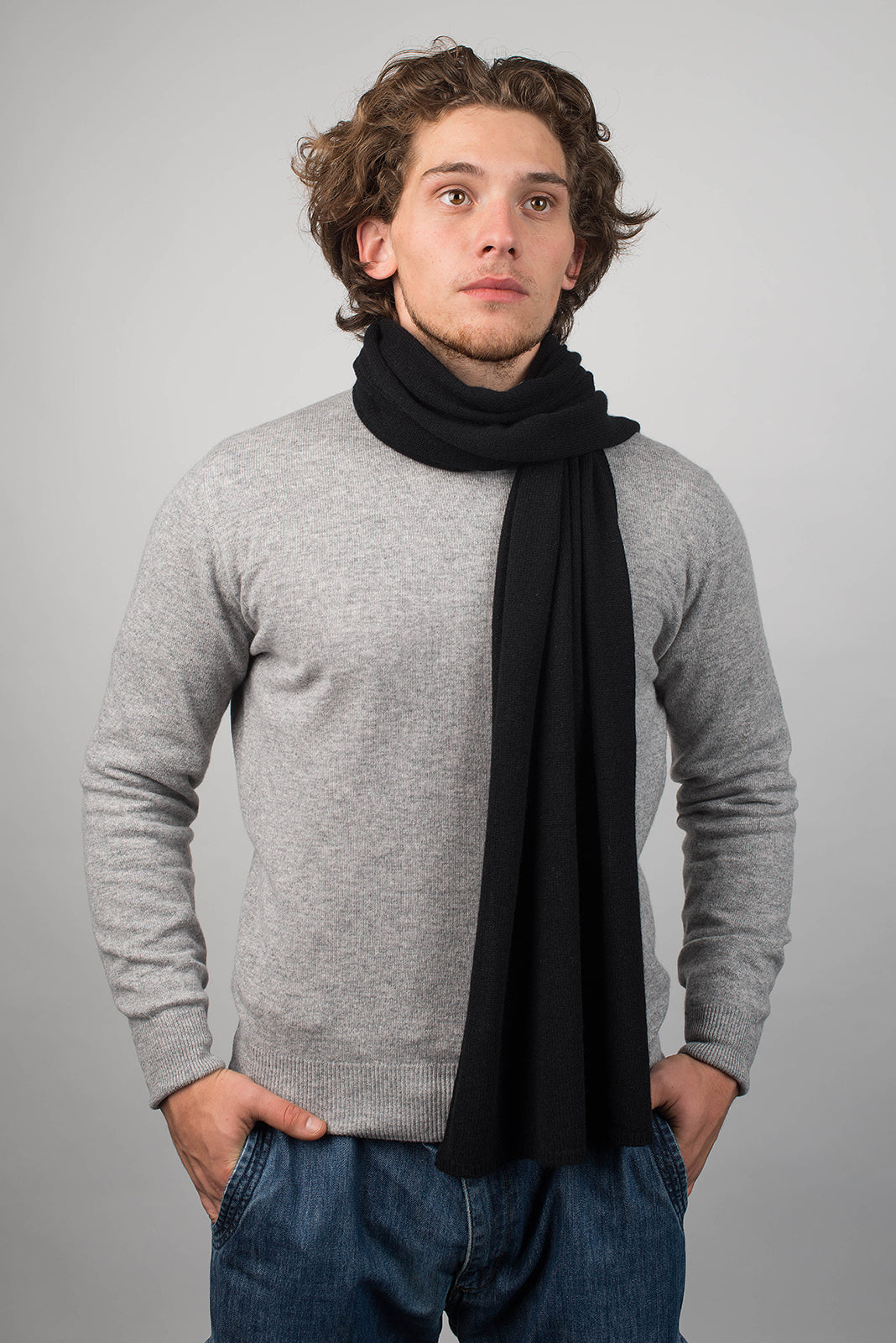 Écharpe large homme 100 % cachemire, coloris Noir, vue 3 | Dalle Piane Cashmere