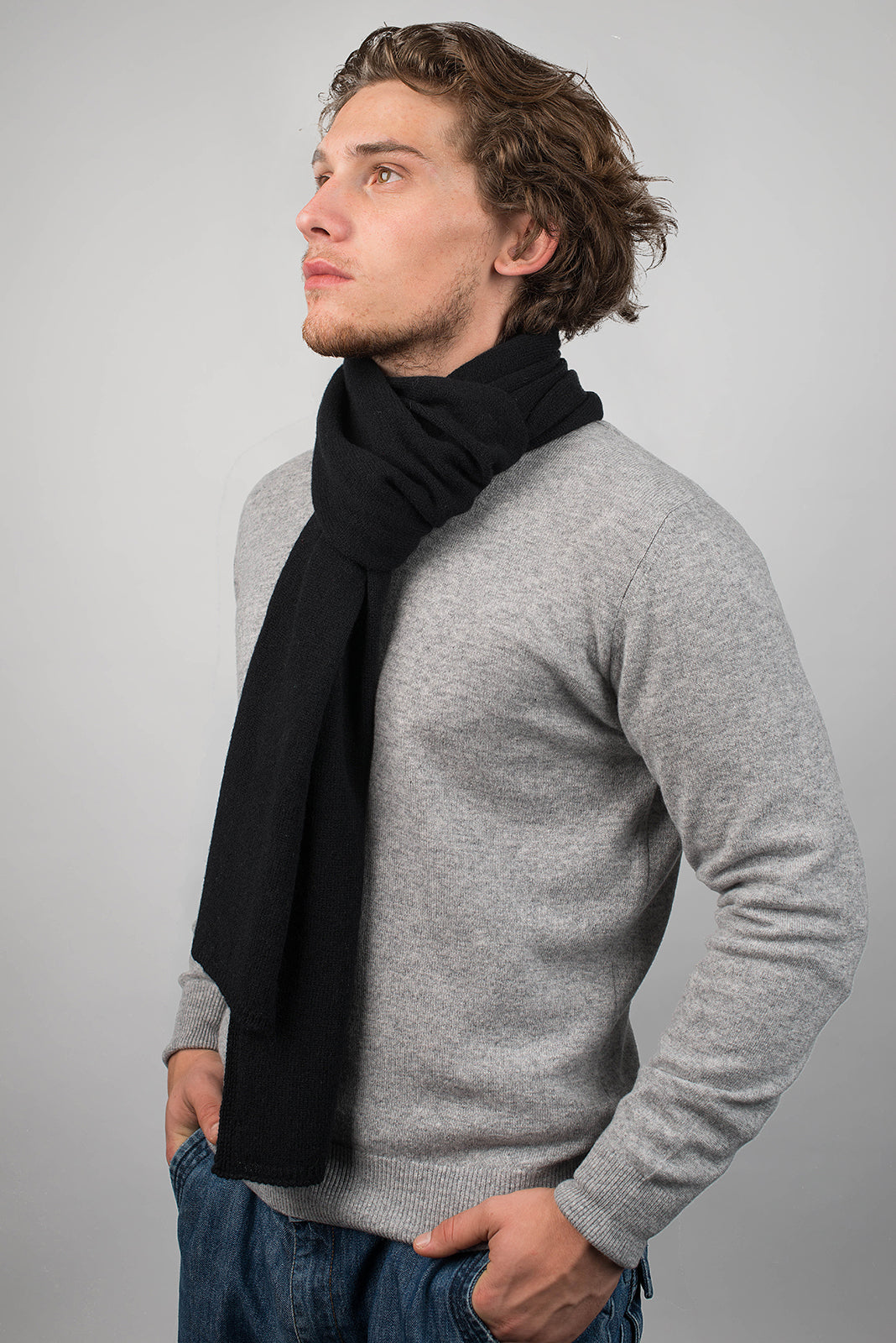 Écharpe large homme 100 % cachemire, coloris Noir, vue 2 | Dalle Piane Cashmere